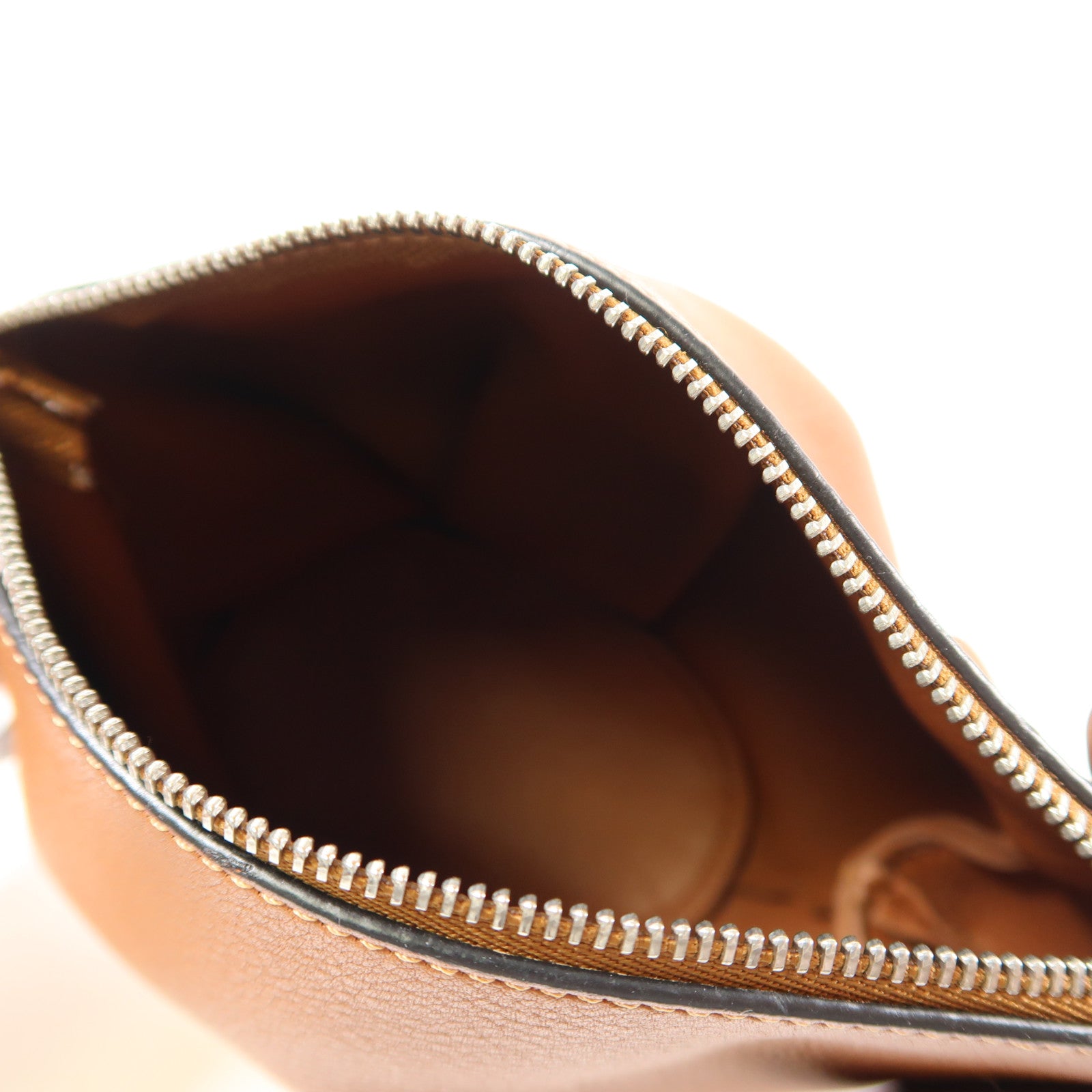 LOEWE 牛皮皮革Elephant Bag銀扣肩背袋