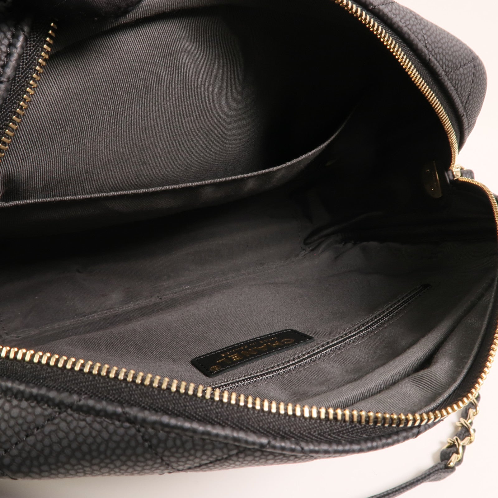 CHANEL 牛皮皮革Carmera Bag金扣鏈帶肩背袋