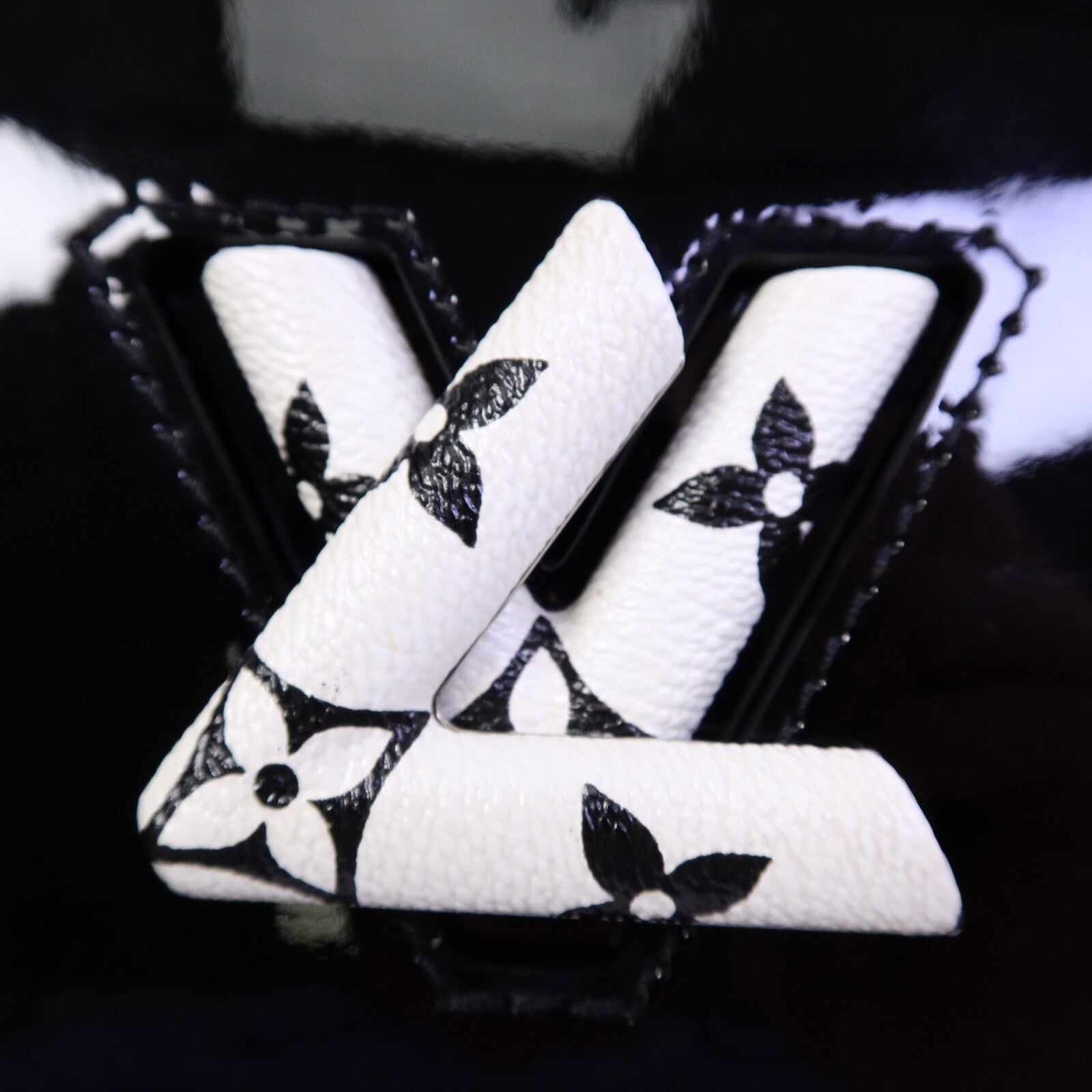 LOUIS VUITTON 漆皮皮革Twist PM鏈帶肩背袋