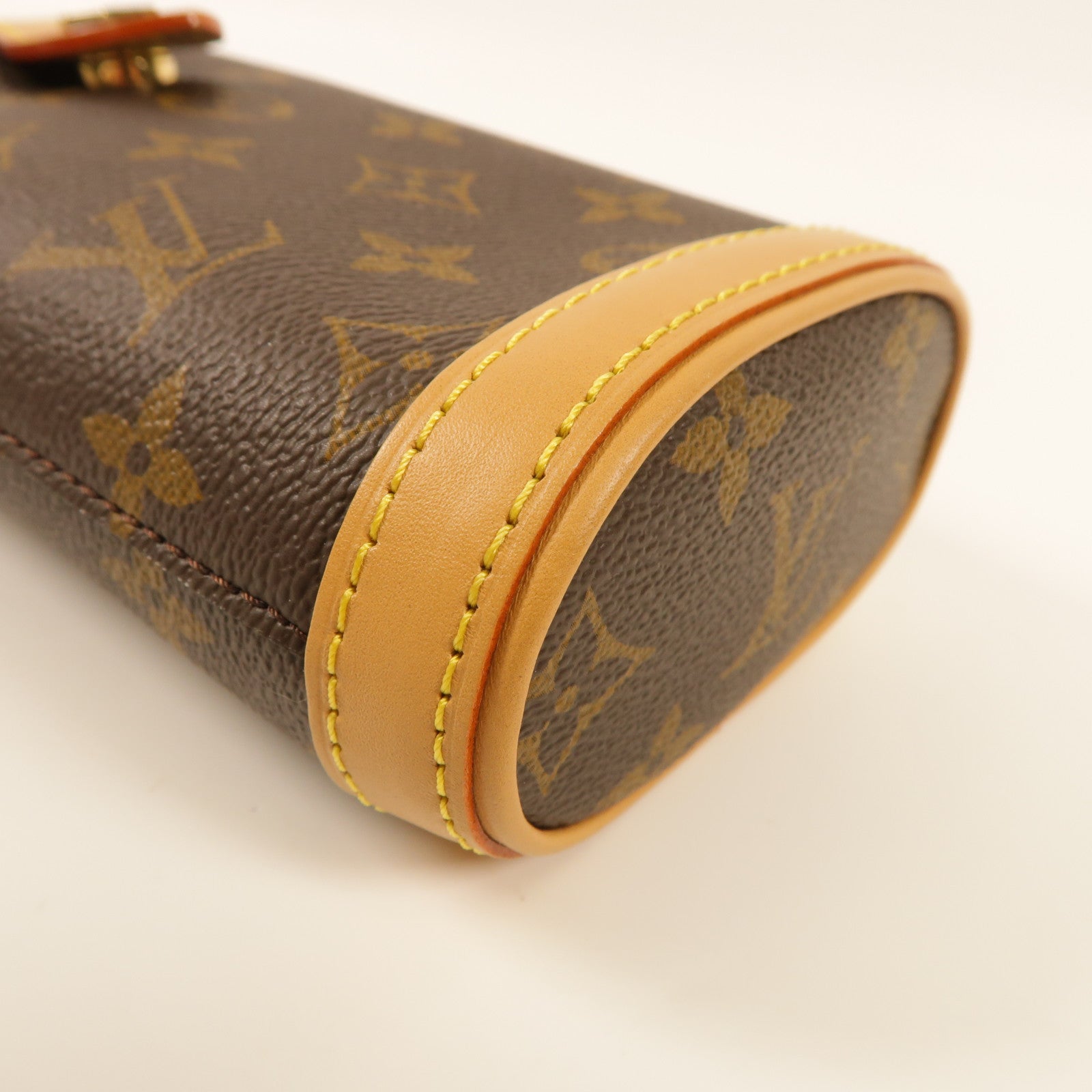 LOUIS VUITTON Monogram Fold Me Pouch金扣肩背袋