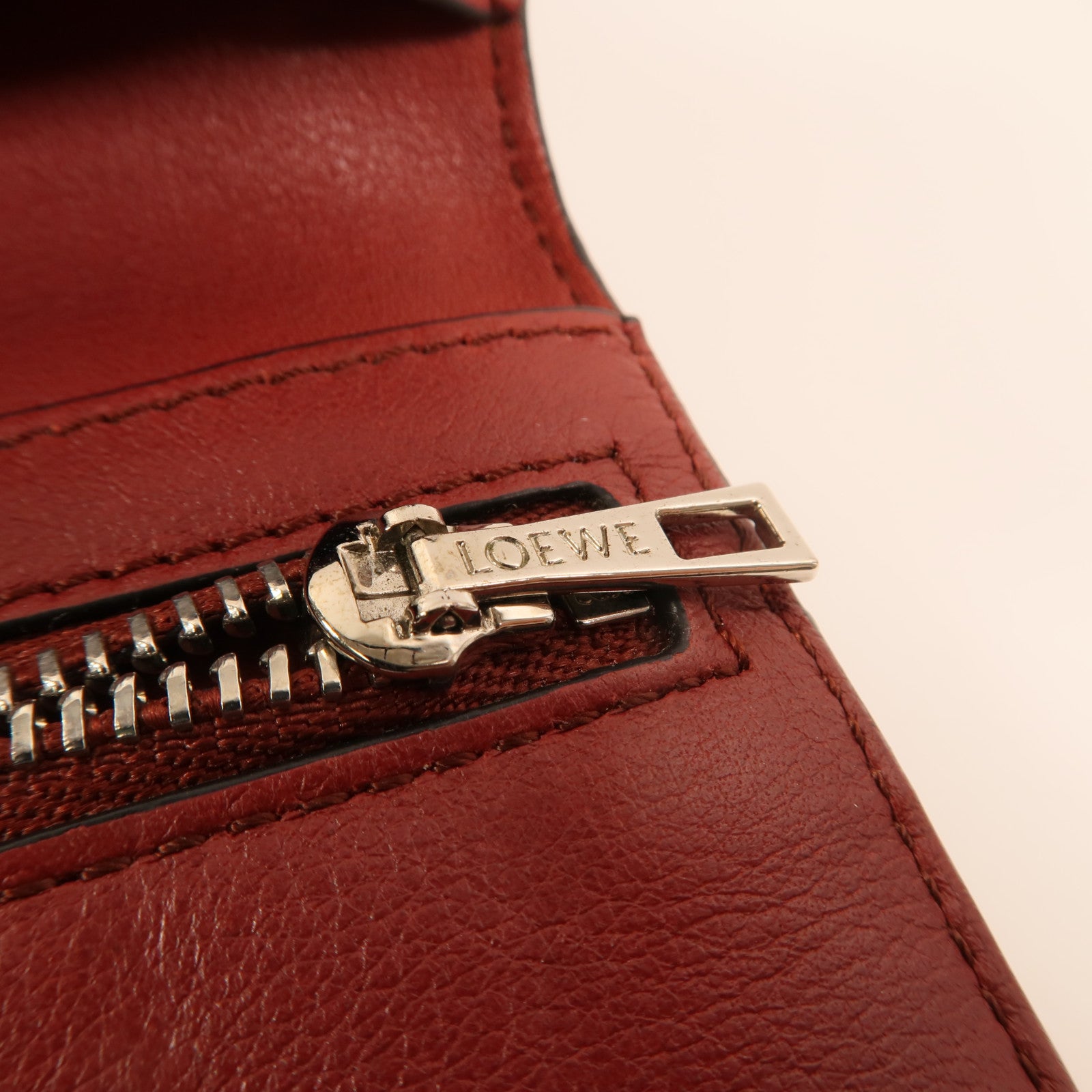 LOEWE 牛皮皮革Large Vertical Wallet銀扣長錢包