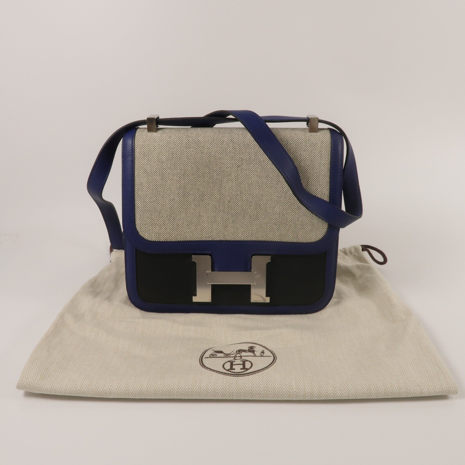 HERMES Swift皮革/Toile帆布Constance 24肩背袋Bleu Sapphire/Noir