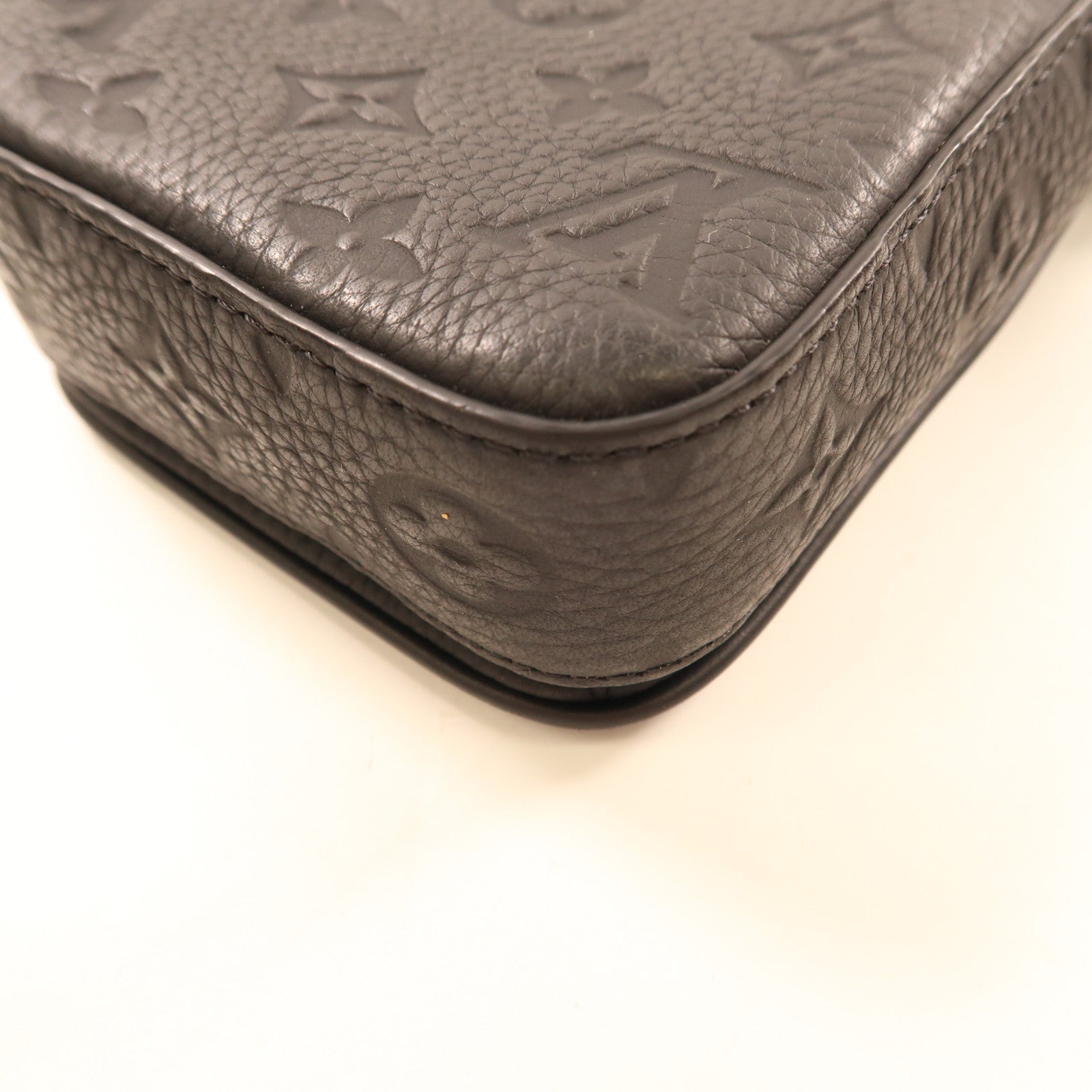 LOUIS VUITTON Monogram Taurillon S-Lock Vertical Wearable肩背袋
