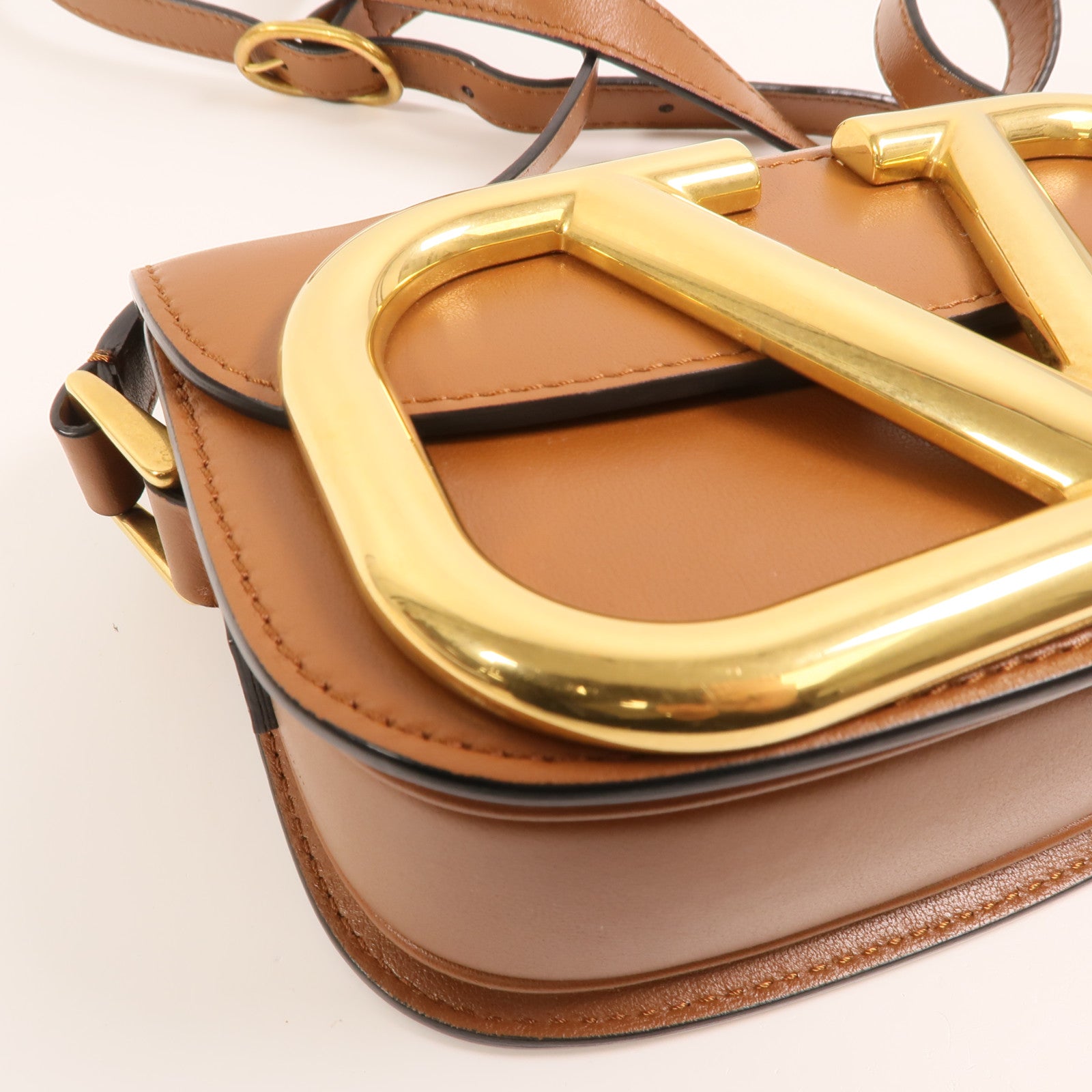Valentino 牛皮皮革Super V金扣肩背袋