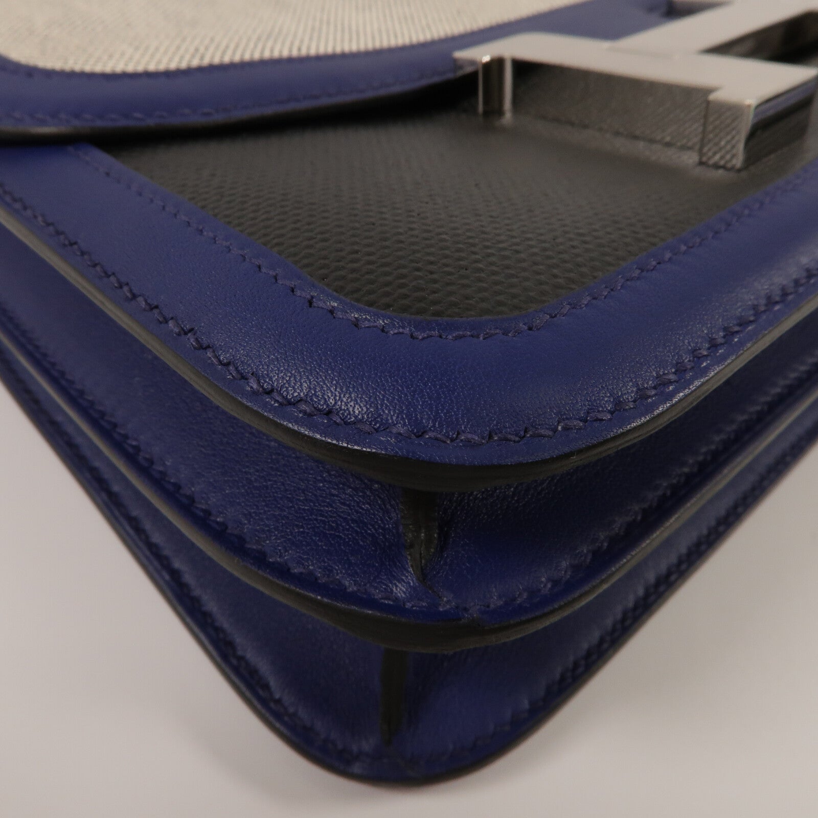 HERMES Swift皮革/Toile帆布Constance 24肩背袋Bleu Sapphire/Noir