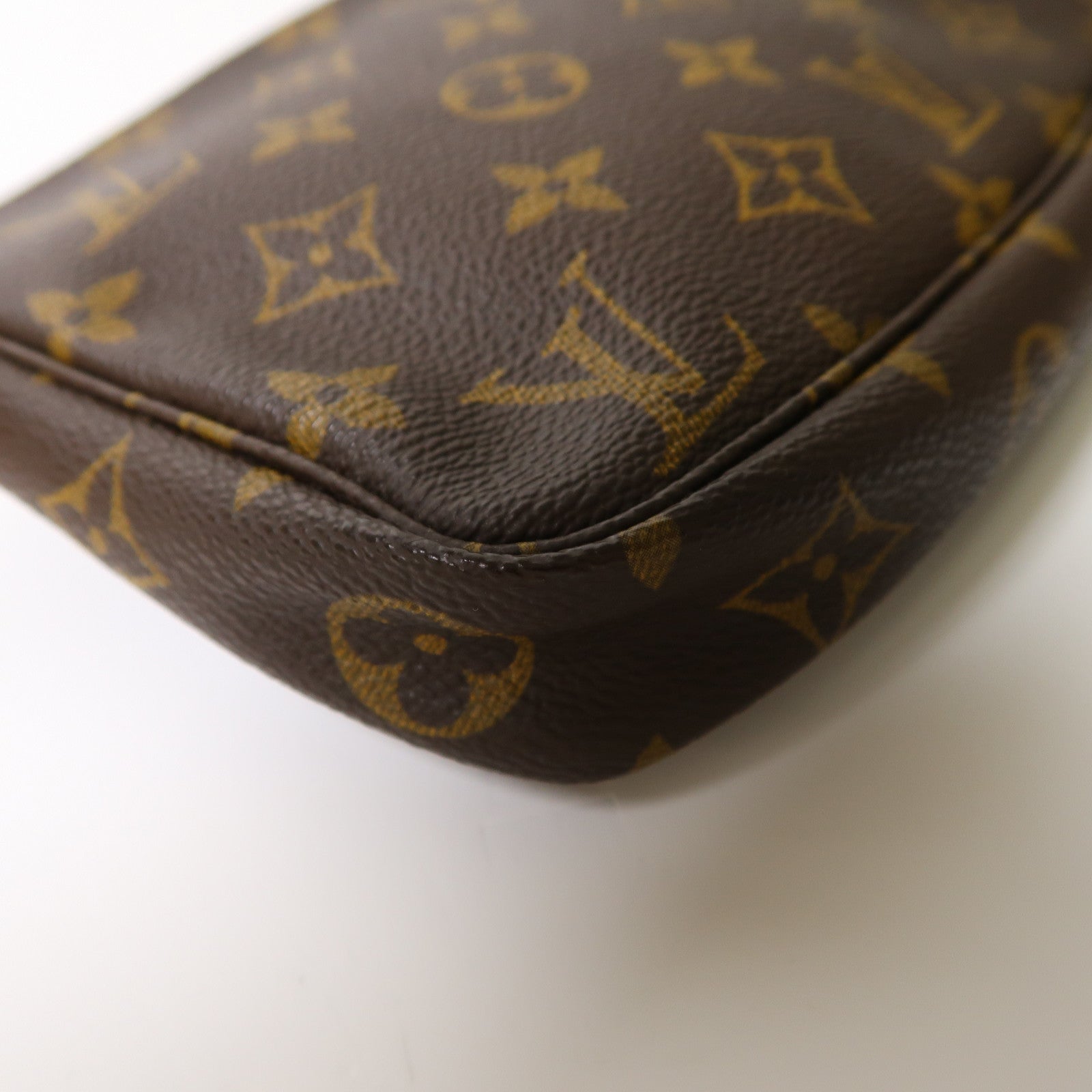 LOUIS VUITTON Monogram Pochette Accessoires金扣手挽袋啡色