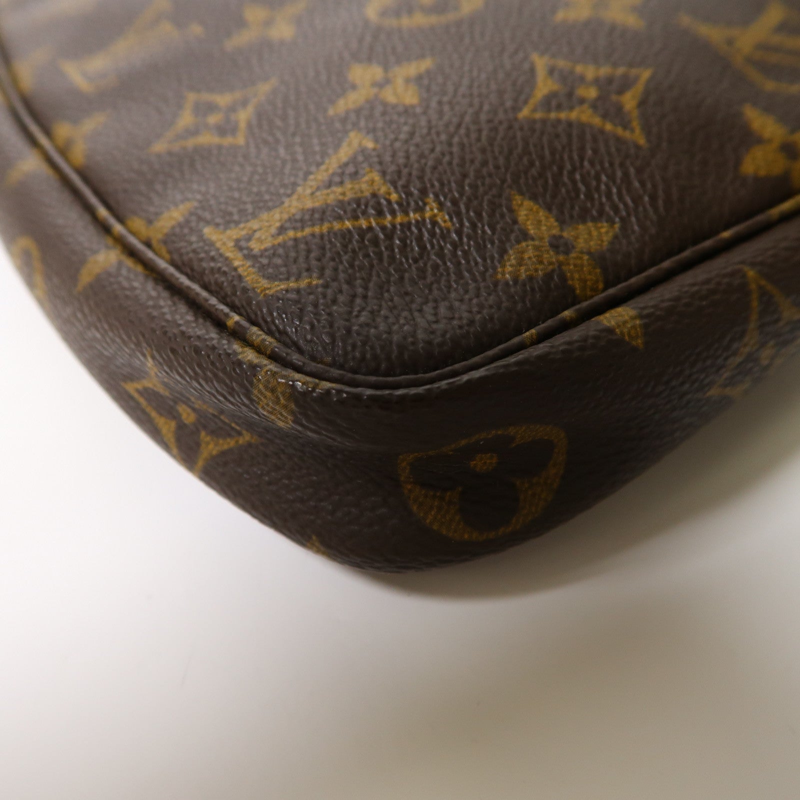 LOUIS VUITTON Monogram Pochette Accessoires金扣手挽袋啡色