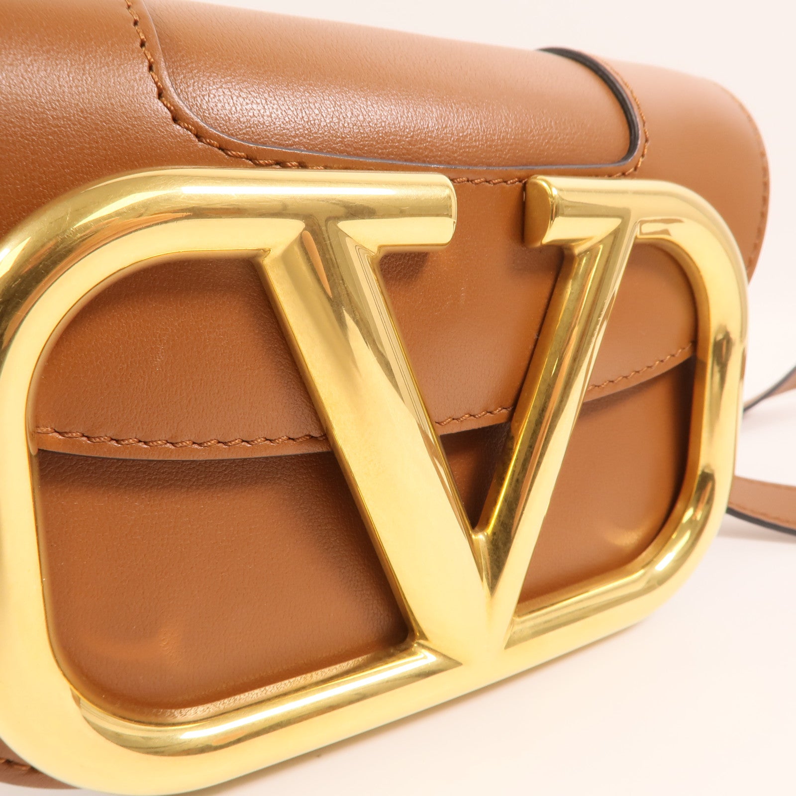 Valentino 牛皮皮革Super V金扣肩背袋