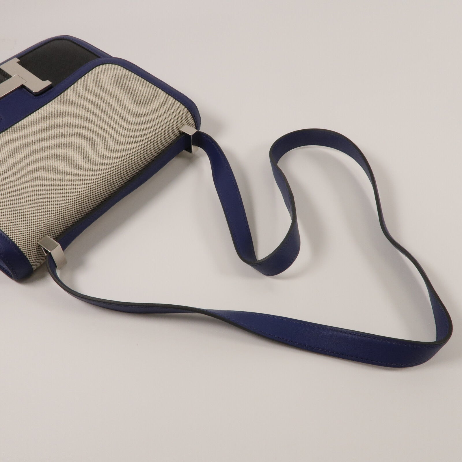 HERMES Swift皮革/Toile帆布Constance 24肩背袋Bleu Sapphire/Noir