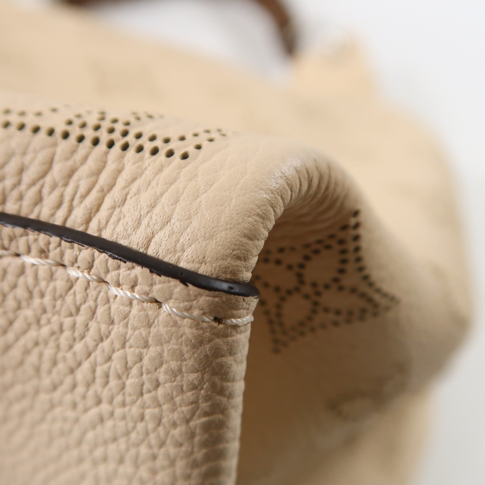 LOUIS VUITTON Mahina Carmel Mahina銀扣肩背袋米色