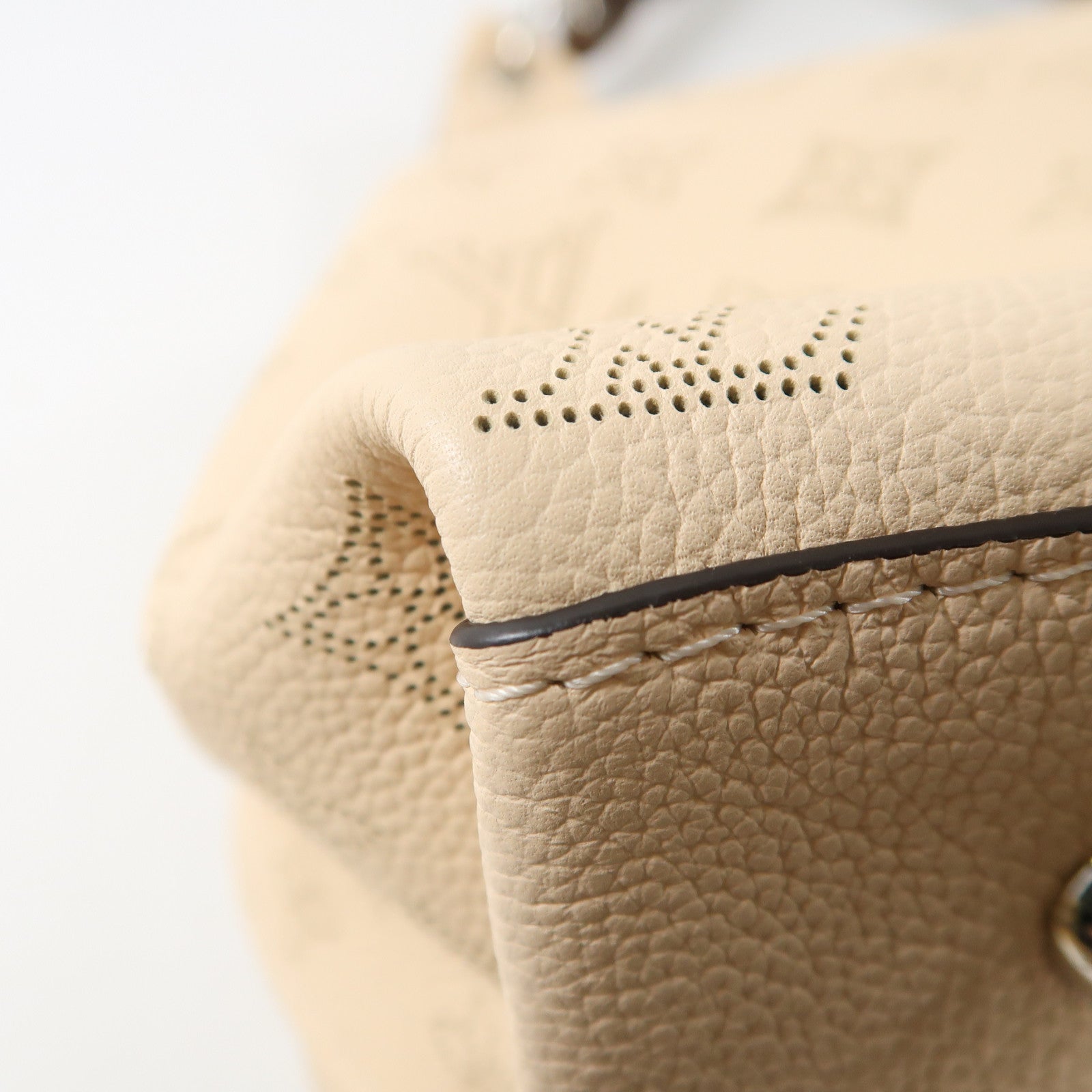 LOUIS VUITTON Mahina Carmel Mahina銀扣肩背袋米色