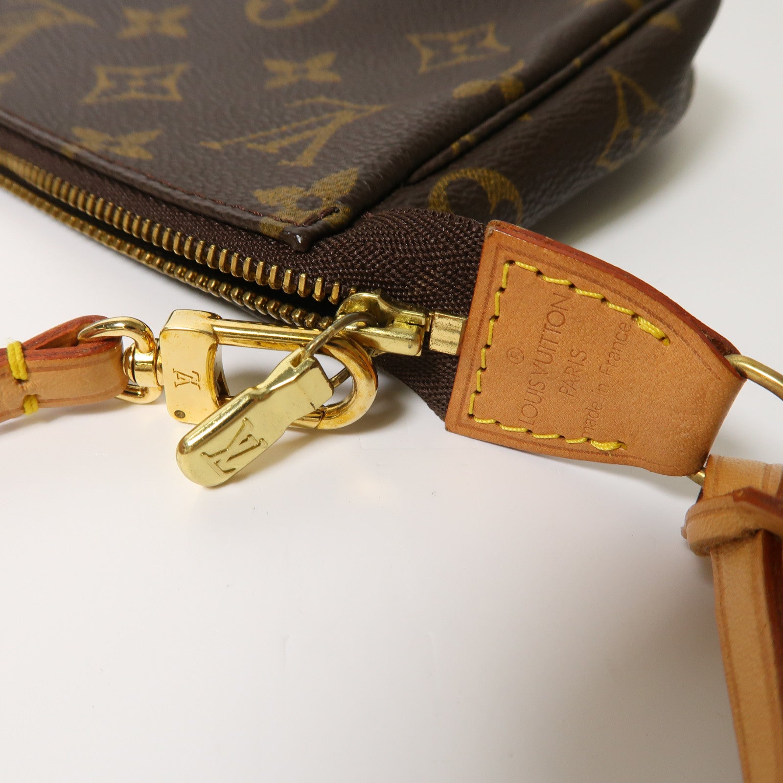 LOUIS VUITTON Monogram Pochette Accessoires金扣手挽袋啡色