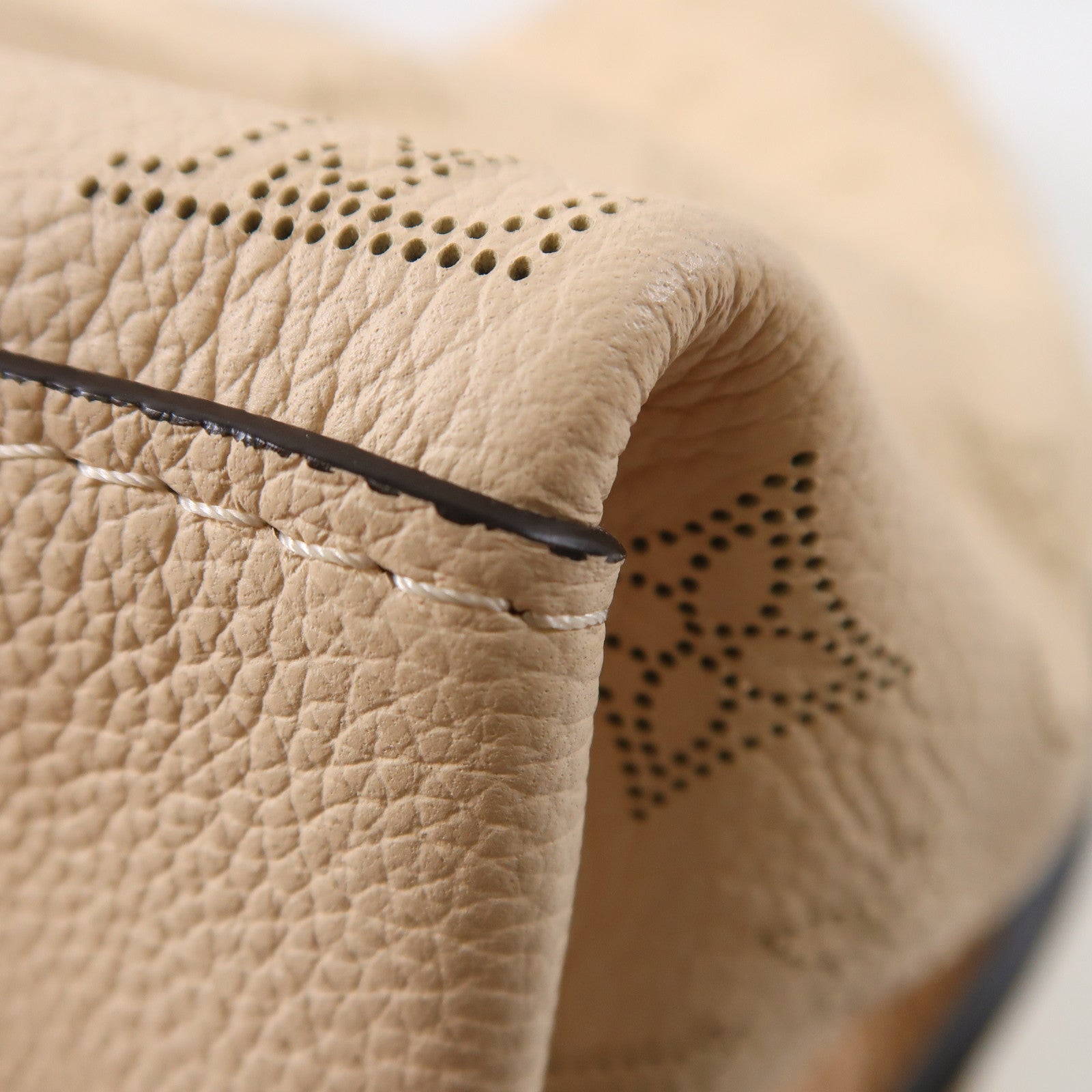 LOUIS VUITTON Mahina Carmel Mahina銀扣肩背袋米色