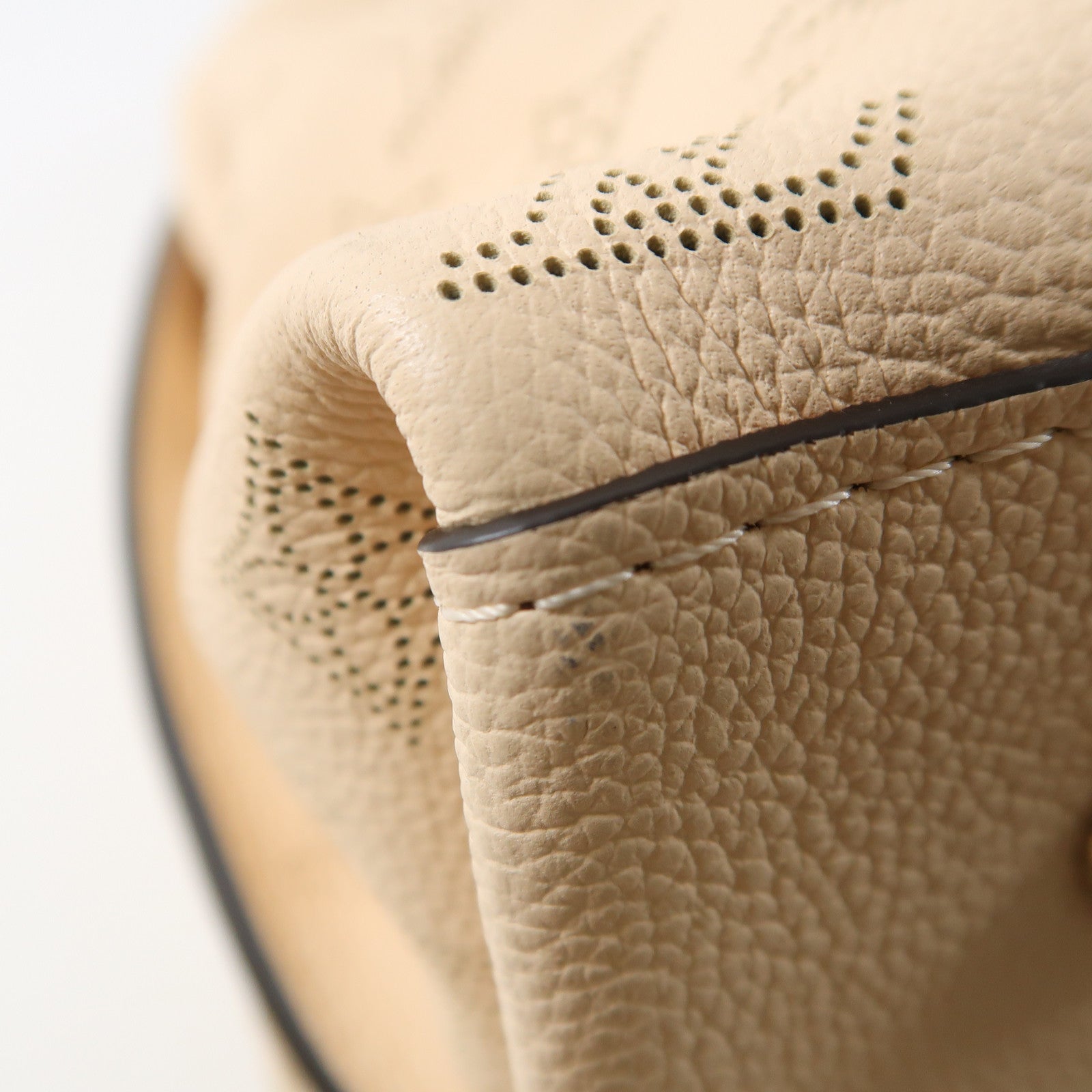 LOUIS VUITTON Mahina Carmel Mahina銀扣肩背袋米色