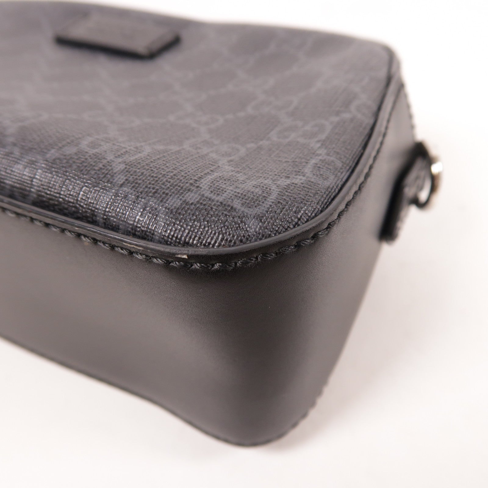GUCCI 塗層帆布GG Black Crossbody Bag銀扣肩背袋