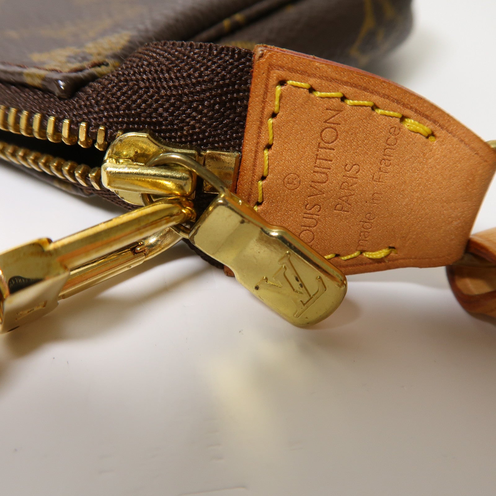 LOUIS VUITTON Monogram Pochette Accessoires金扣手挽袋啡色