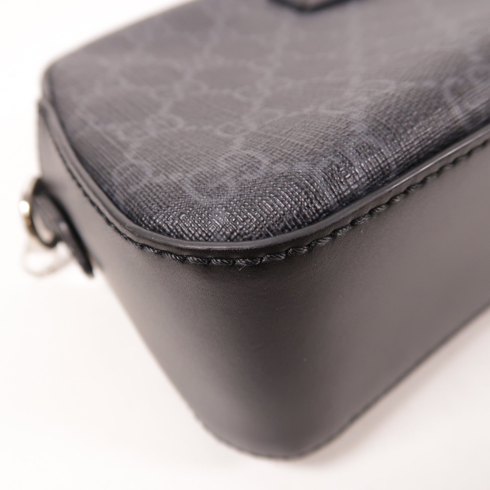 GUCCI 塗層帆布GG Black Crossbody Bag銀扣肩背袋