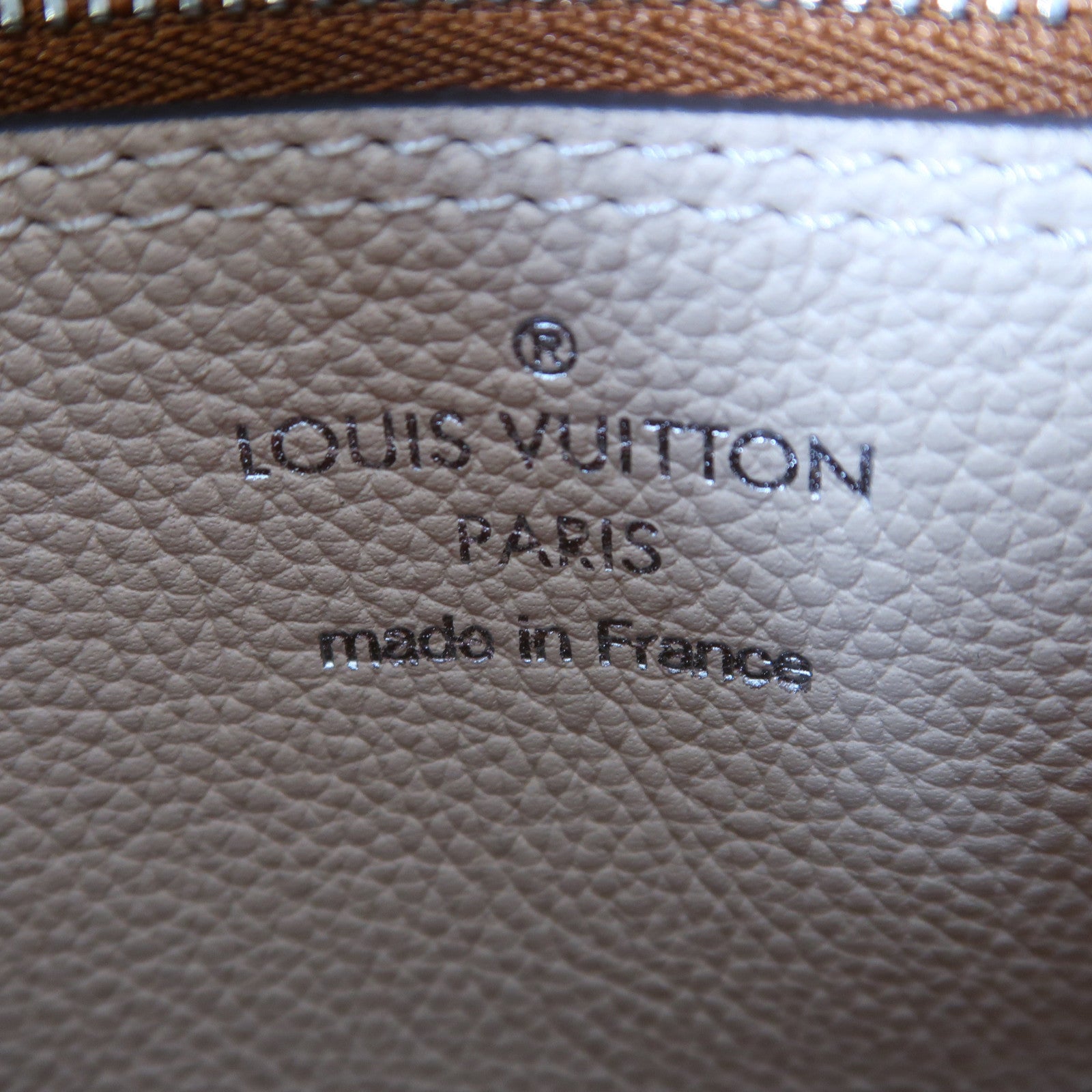 LOUIS VUITTON Mahina Carmel Mahina銀扣肩背袋米色