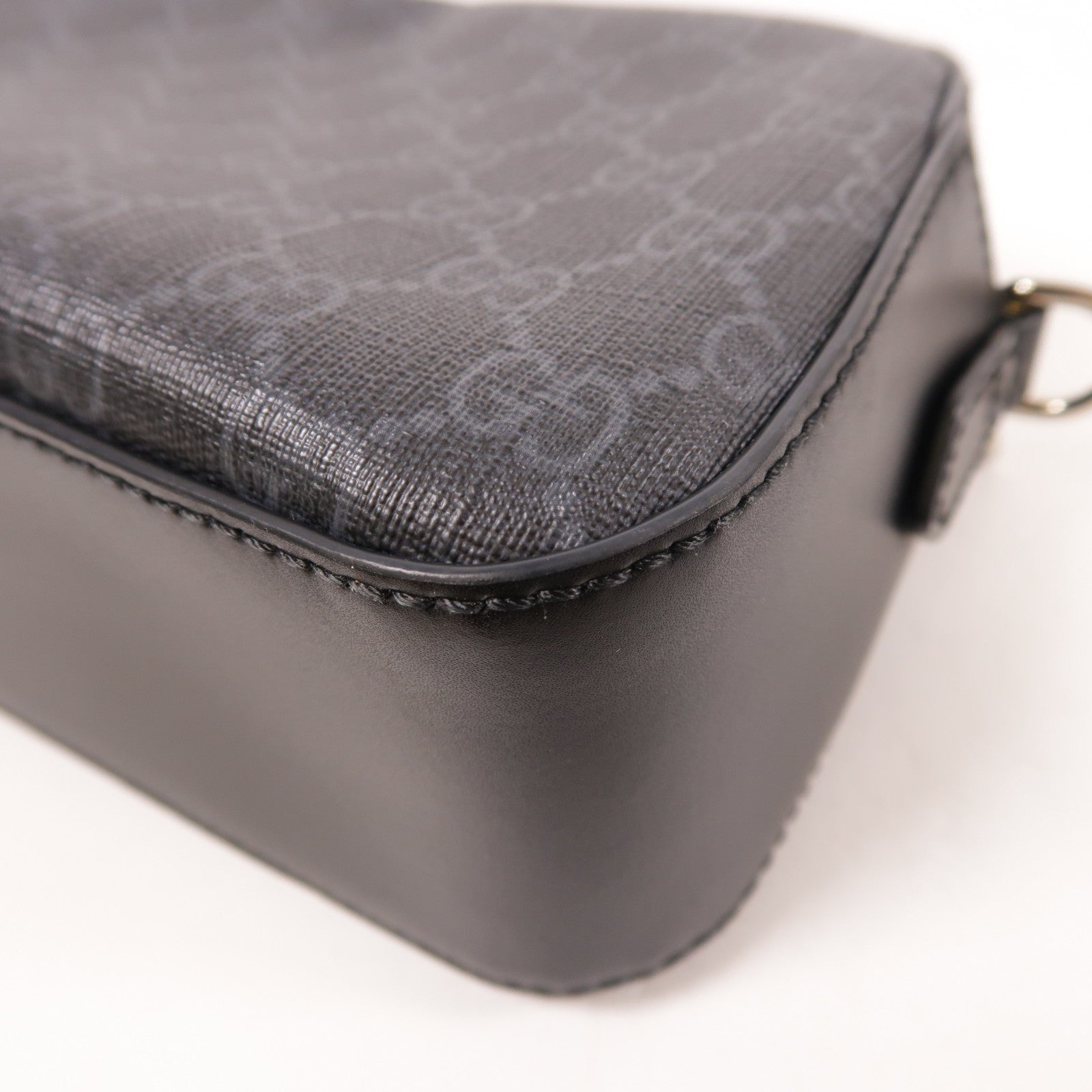 GUCCI 塗層帆布GG Black Crossbody Bag銀扣肩背袋