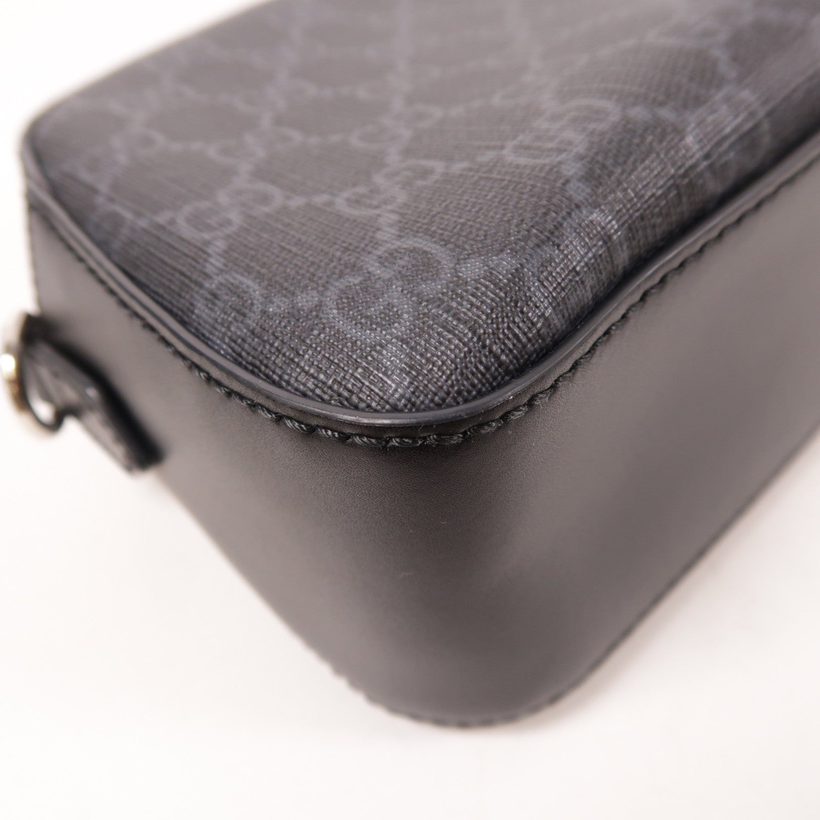 GUCCI 塗層帆布GG Black Crossbody Bag銀扣肩背袋
