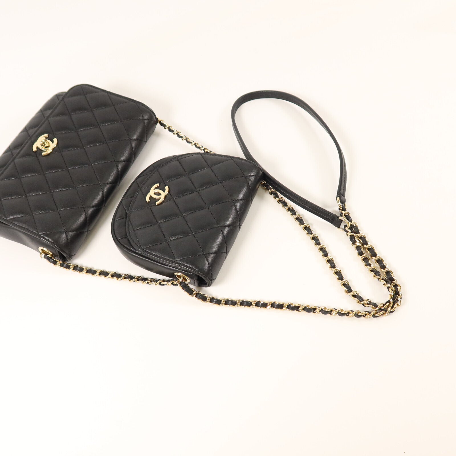 CHANEL 羊皮皮革Side Pack Bag金扣鏈帶肩背袋