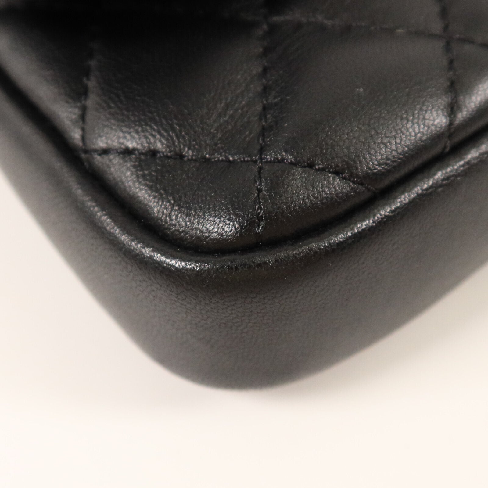 CHANEL 羊皮皮革Side Pack Bag金扣鏈帶肩背袋