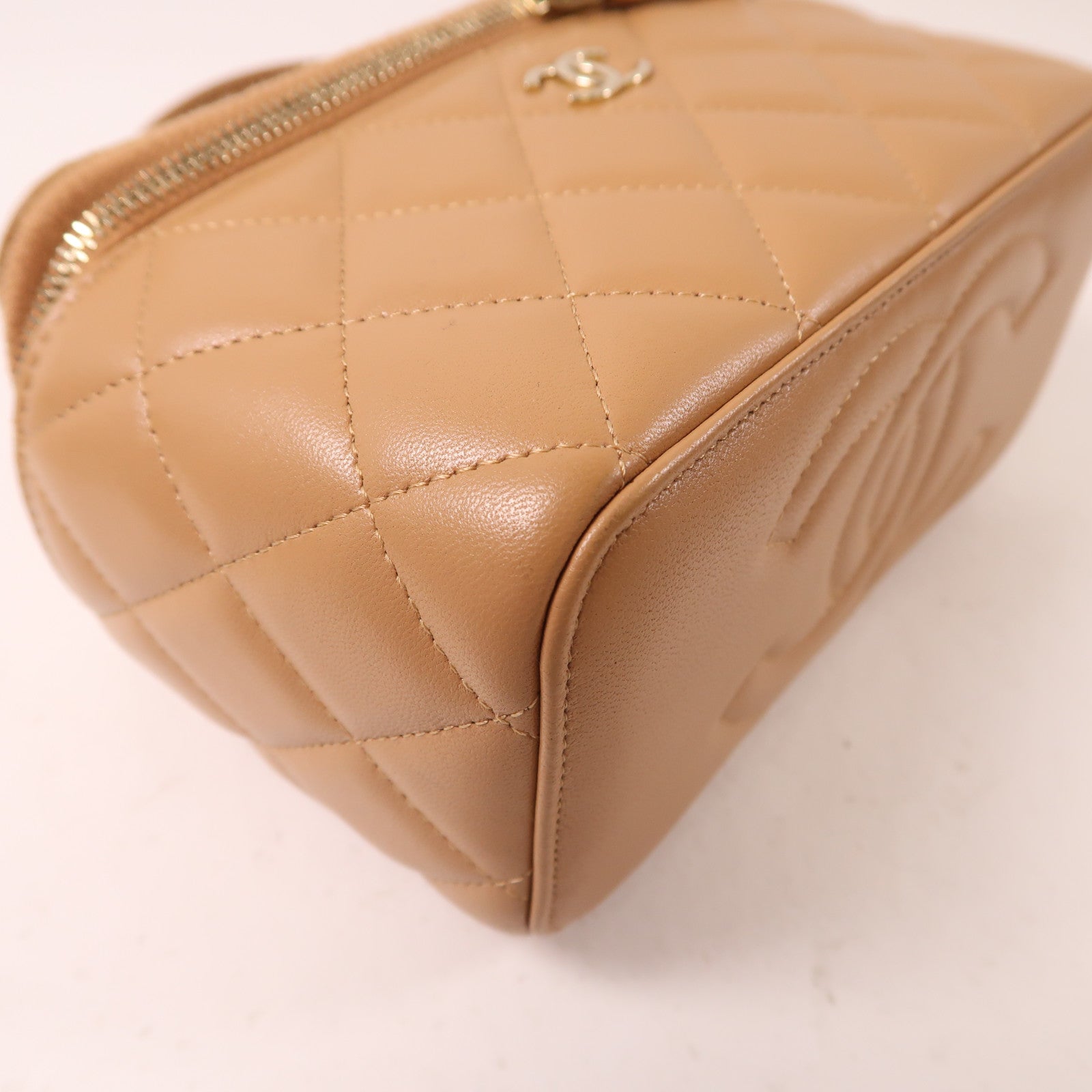 CHANEL 羊皮皮革Vanity Bag金扣鏈帶肩背袋杏色
