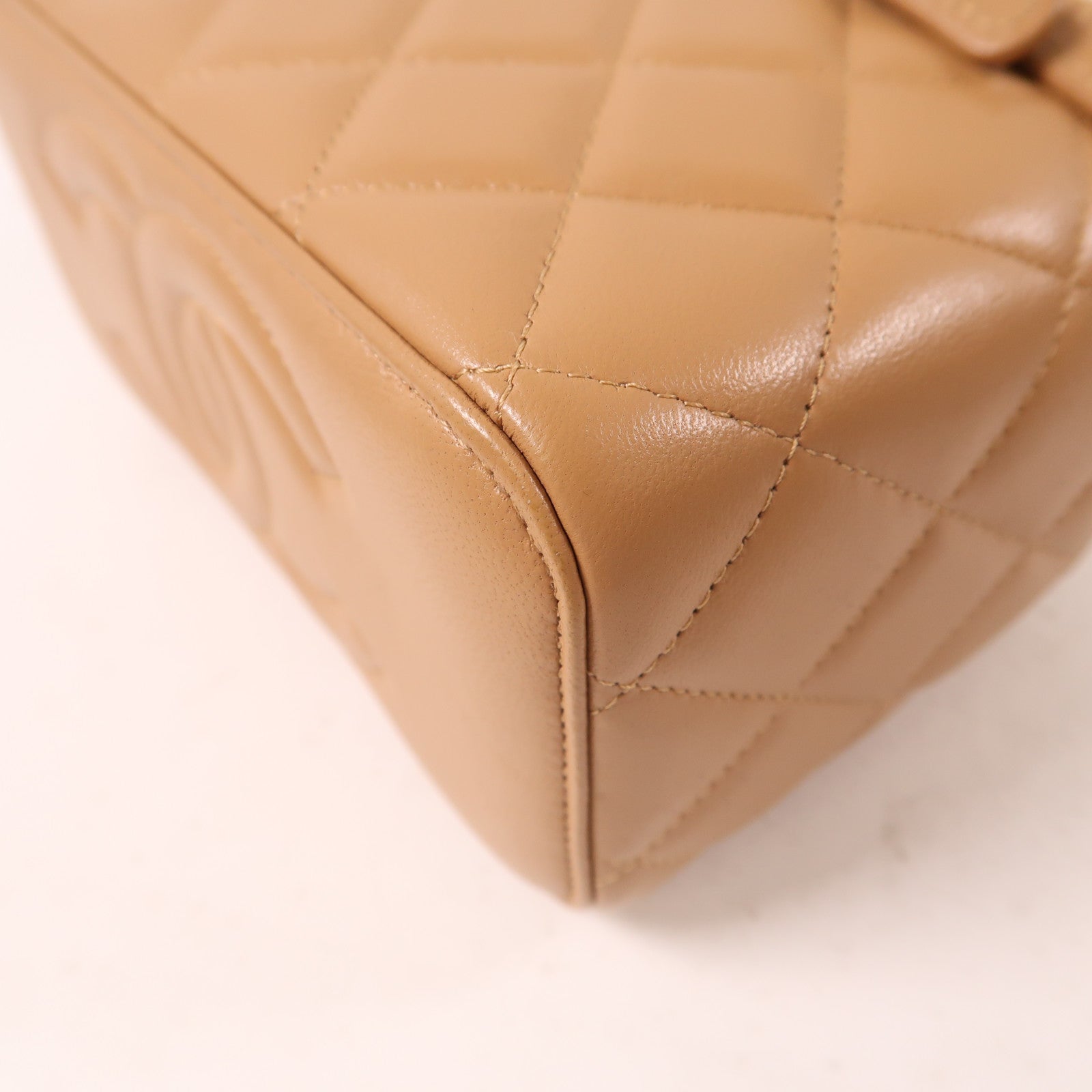 CHANEL 羊皮皮革Vanity Bag金扣鏈帶肩背袋杏色