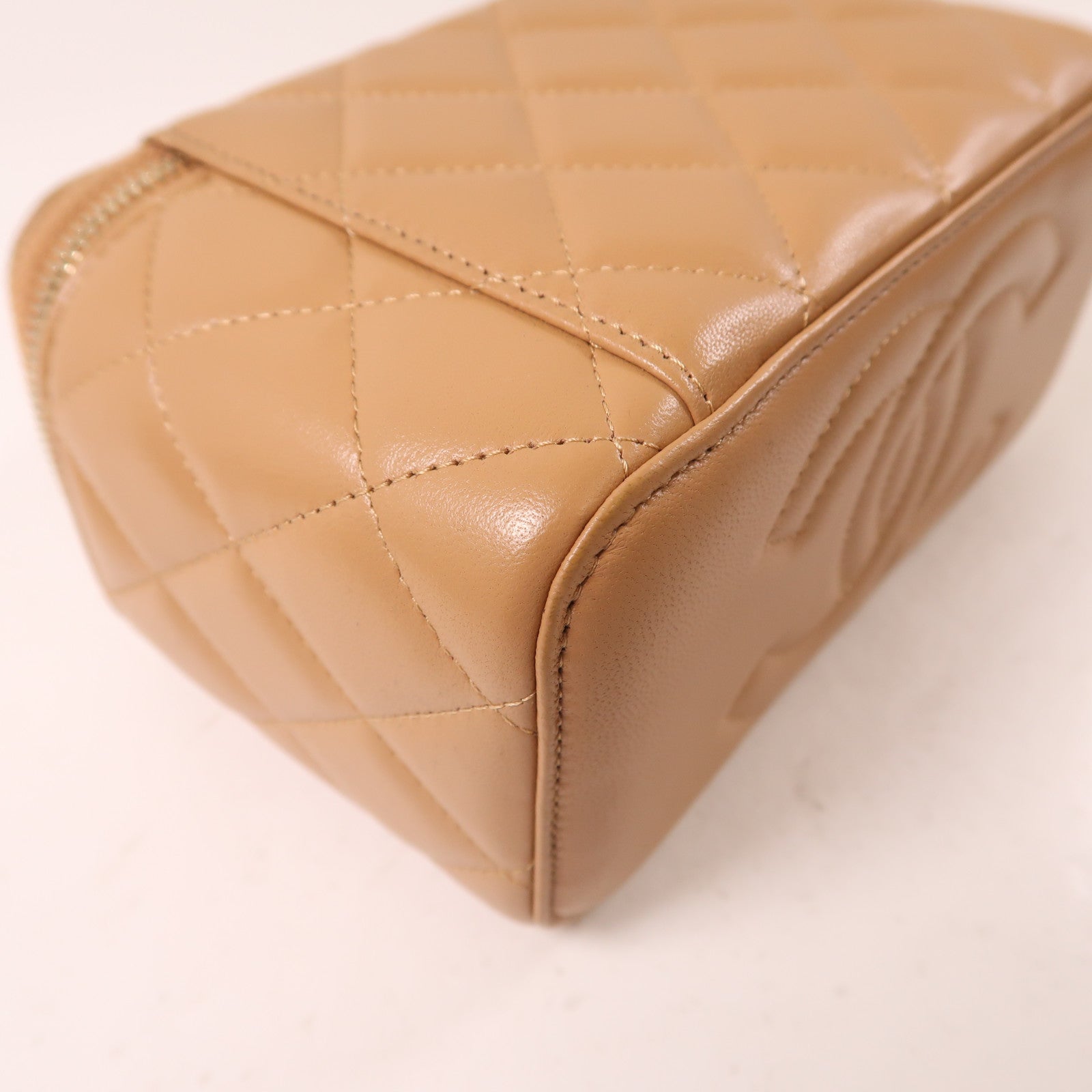 CHANEL 羊皮皮革Vanity Bag金扣鏈帶肩背袋杏色