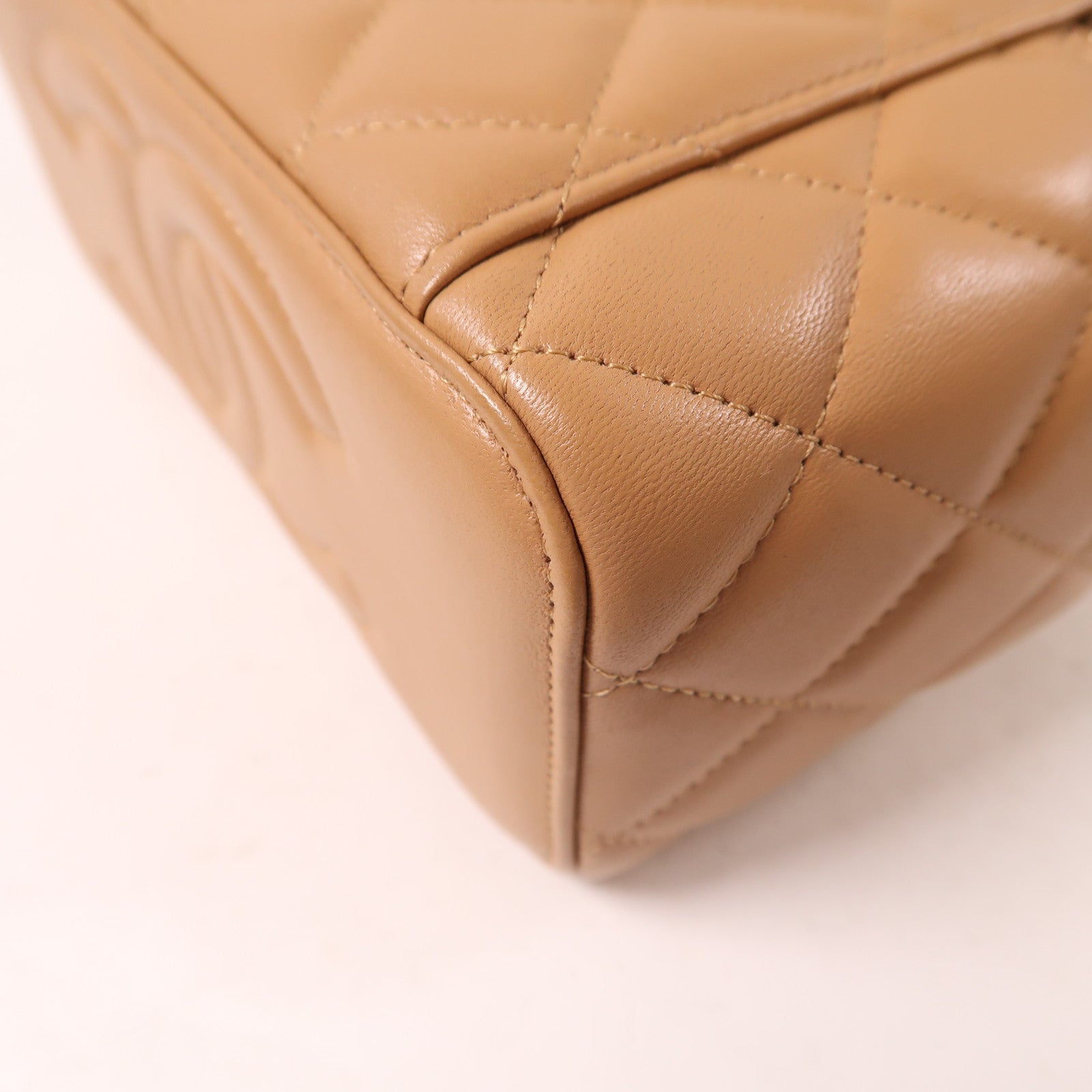 CHANEL 羊皮皮革Vanity Bag金扣鏈帶肩背袋杏色