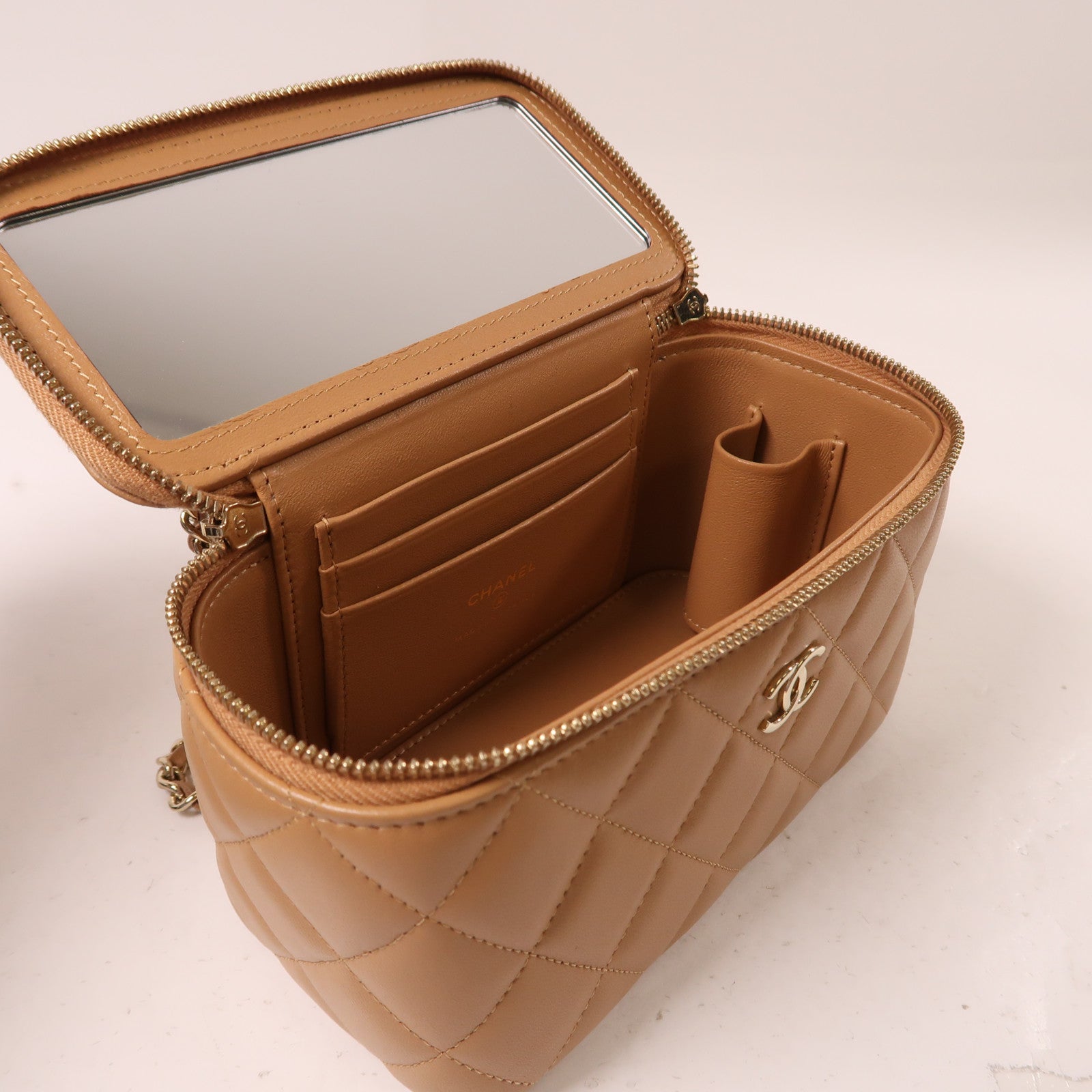 CHANEL 羊皮皮革Vanity Bag金扣鏈帶肩背袋杏色