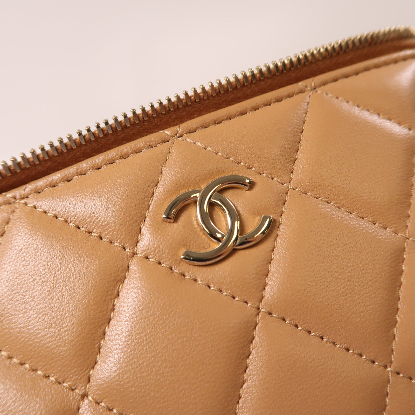 CHANEL 羊皮皮革Vanity Bag金扣鏈帶肩背袋杏色