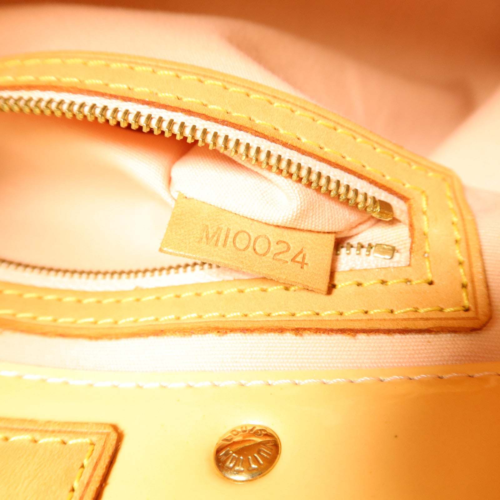 LOUIS VUITTON Vernis Reade PM金扣手挽袋