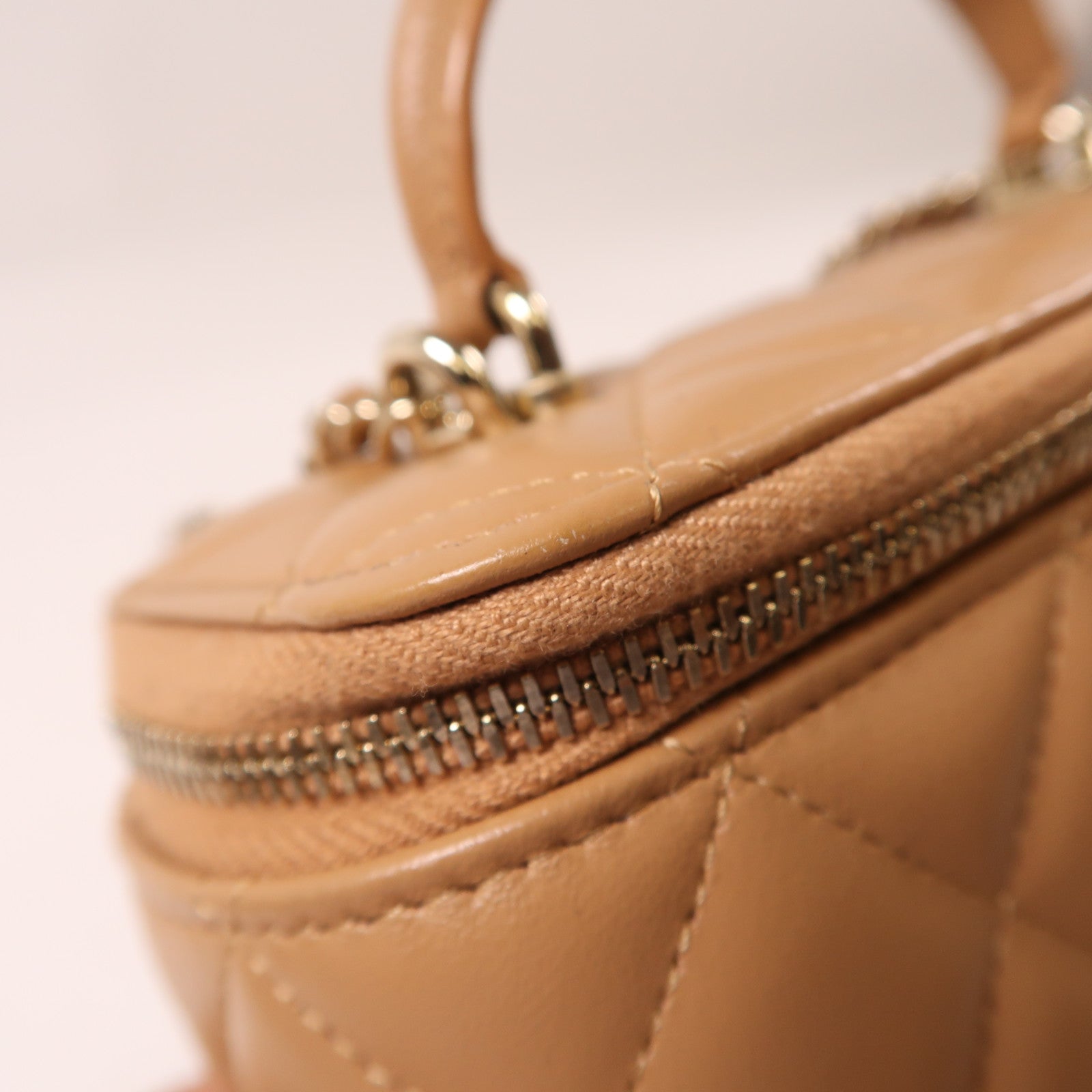 CHANEL 羊皮皮革Vanity Bag金扣鏈帶肩背袋杏色