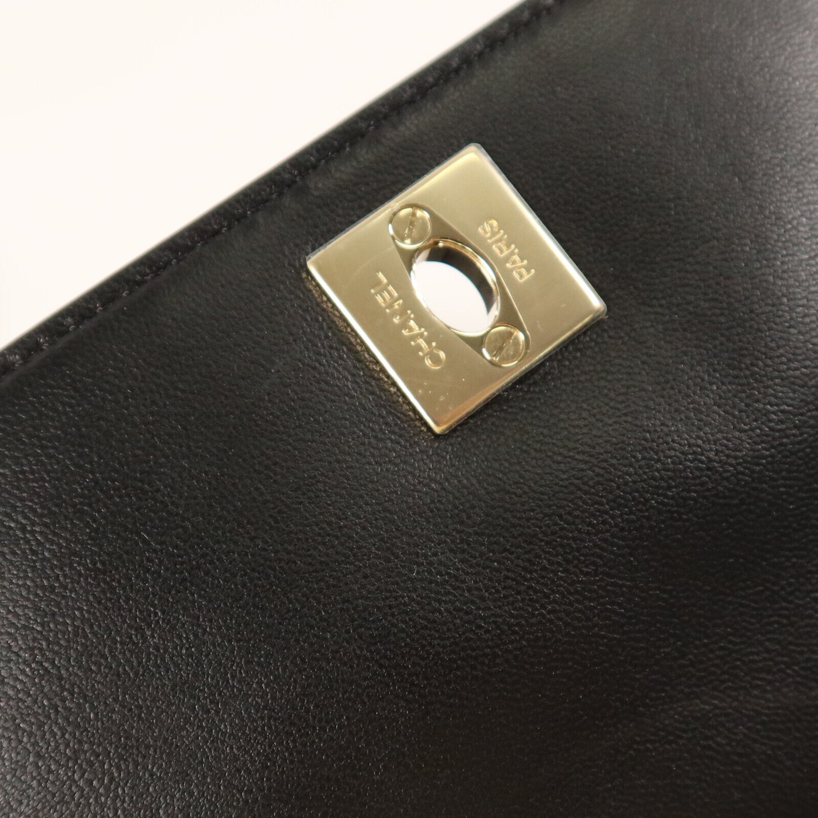 CHANEL 羊皮皮革Side Pack Bag金扣鏈帶肩背袋