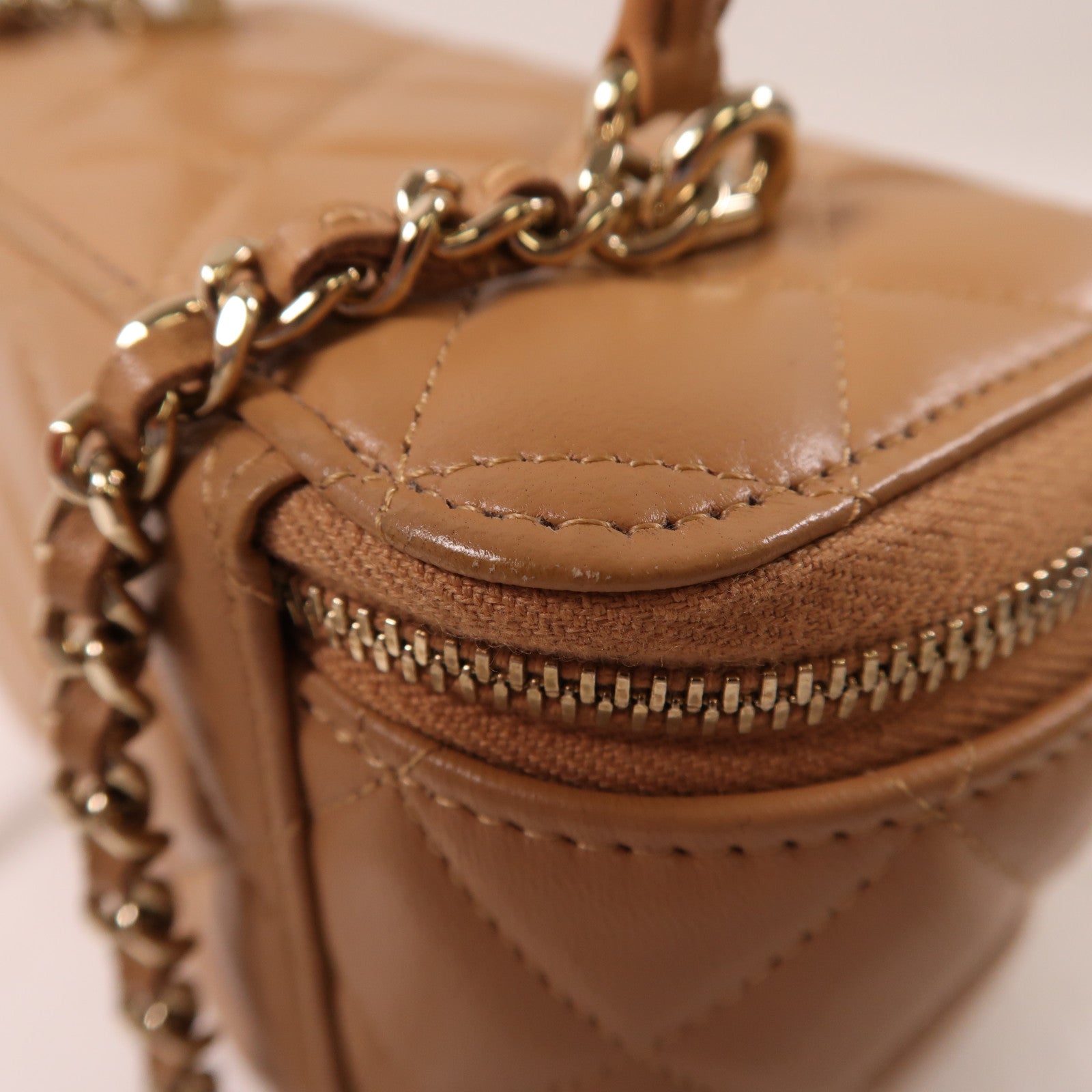 CHANEL 羊皮皮革Vanity Bag金扣鏈帶肩背袋杏色