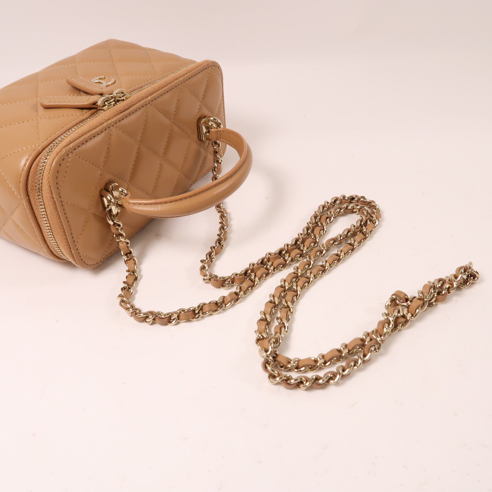 CHANEL 羊皮皮革Vanity Bag金扣鏈帶肩背袋杏色
