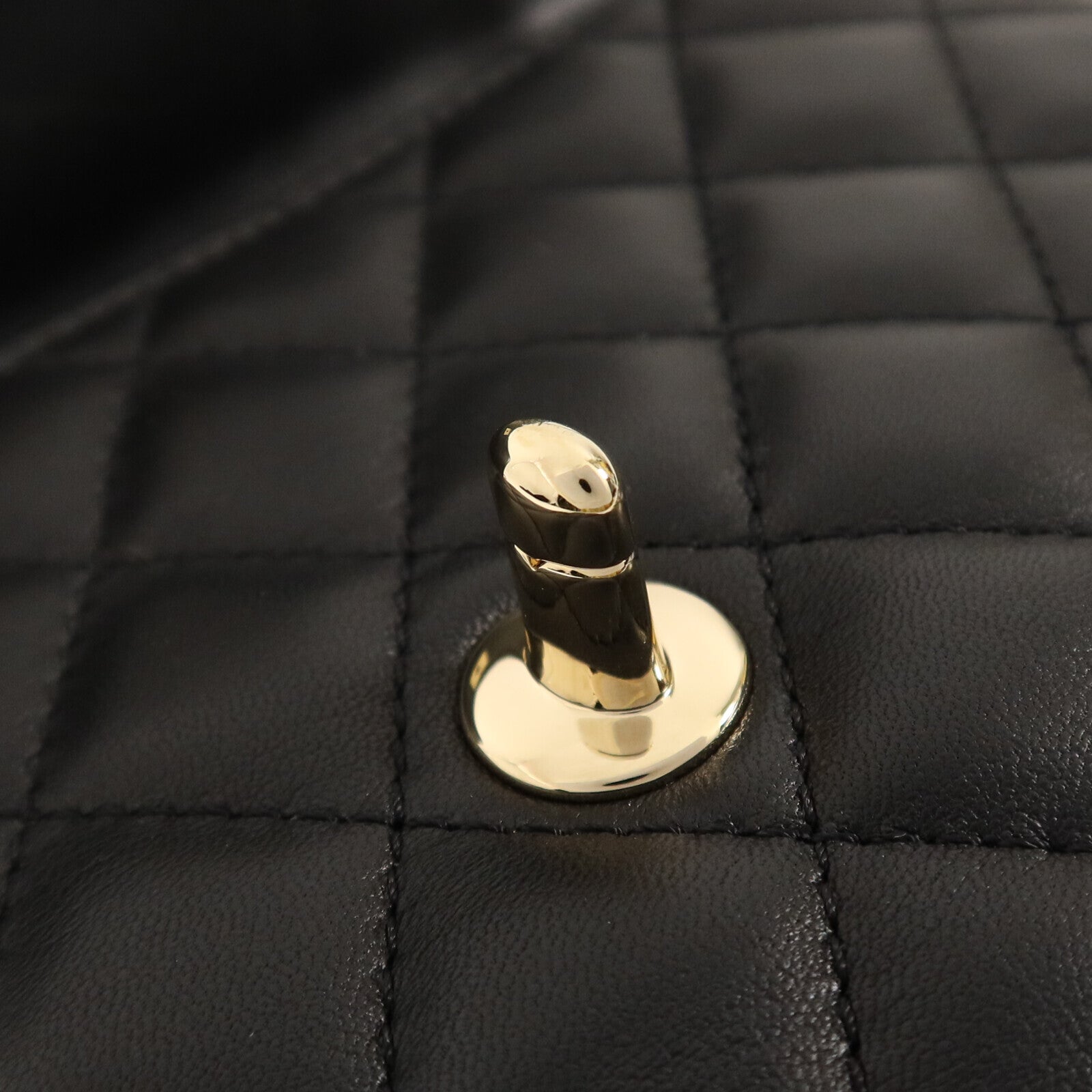 CHANEL 羊皮皮革Side Pack Bag金扣鏈帶肩背袋