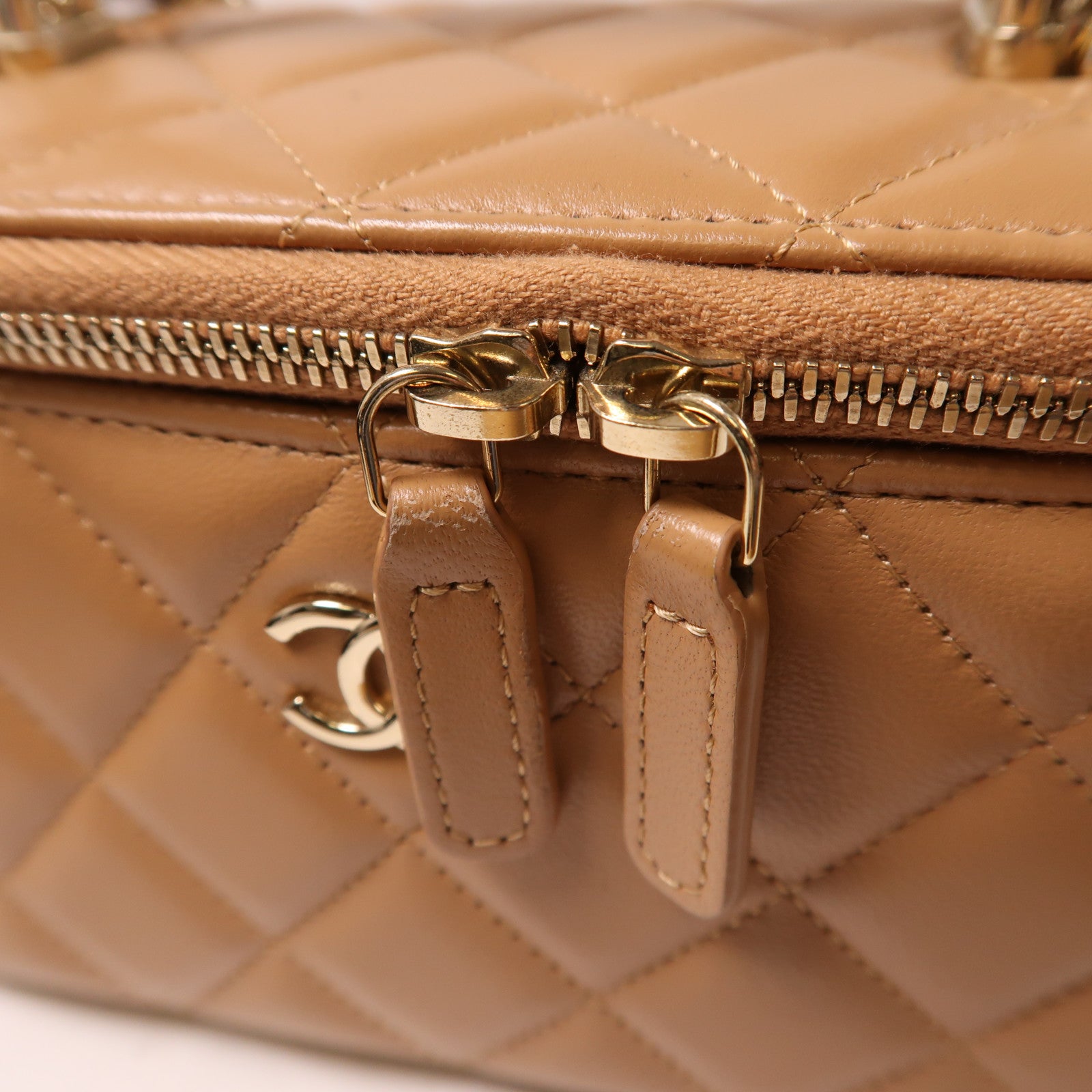 CHANEL 羊皮皮革Vanity Bag金扣鏈帶肩背袋杏色