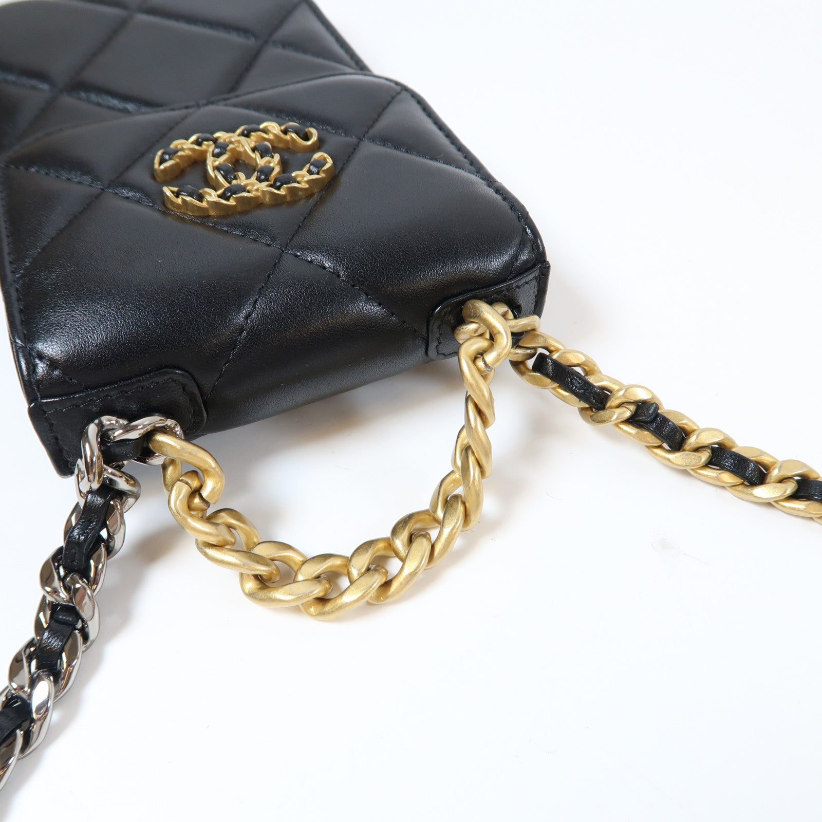 CHANEL 菱格羊皮皮革19 Phone Case金扣/銀扣鏈帶肩背袋黑色