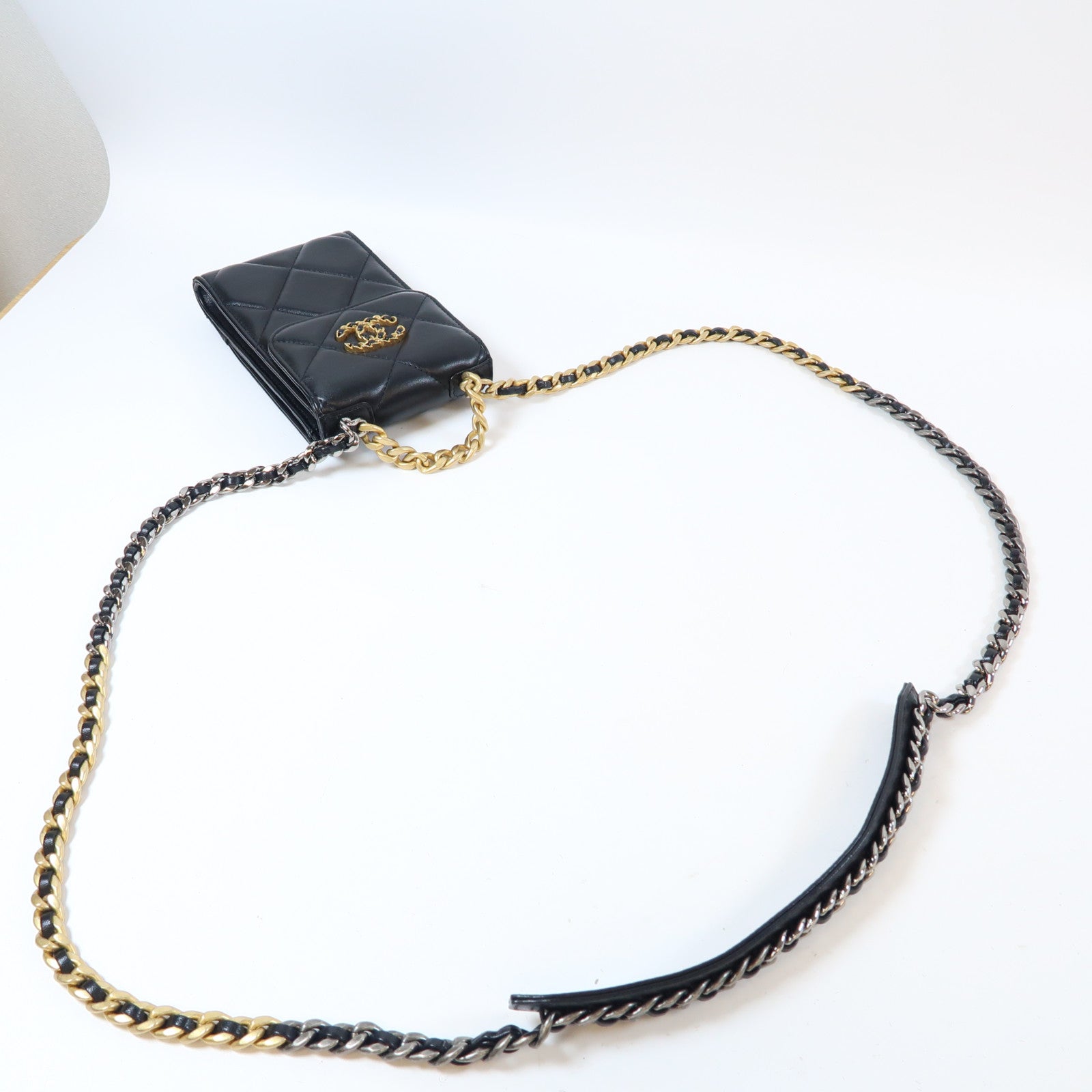 CHANEL 菱格羊皮皮革19 Phone Case金扣/銀扣鏈帶肩背袋黑色