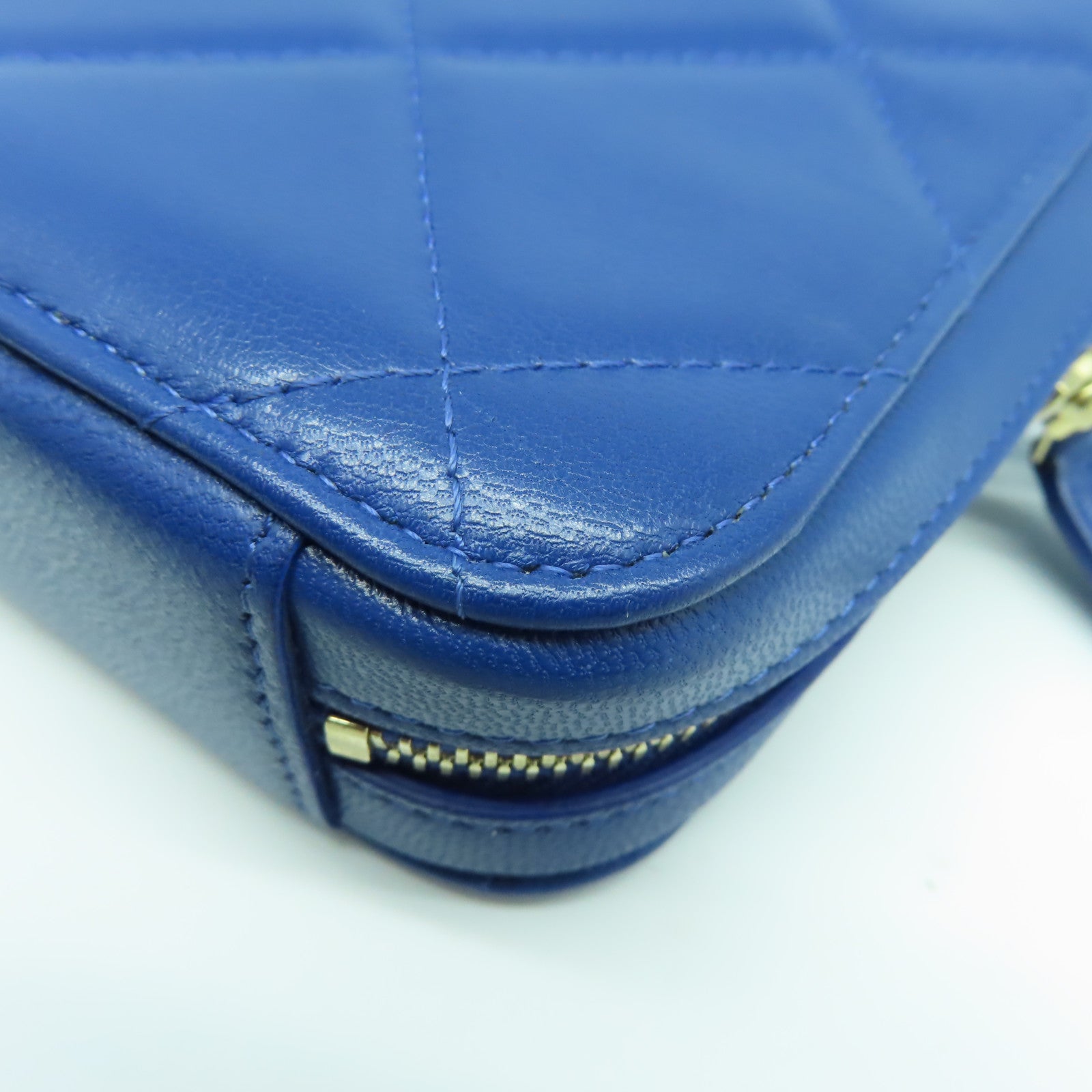 CHANEL 【激減優惠】菱格羊皮皮革C19 Phone Bag金扣肩背袋藍色