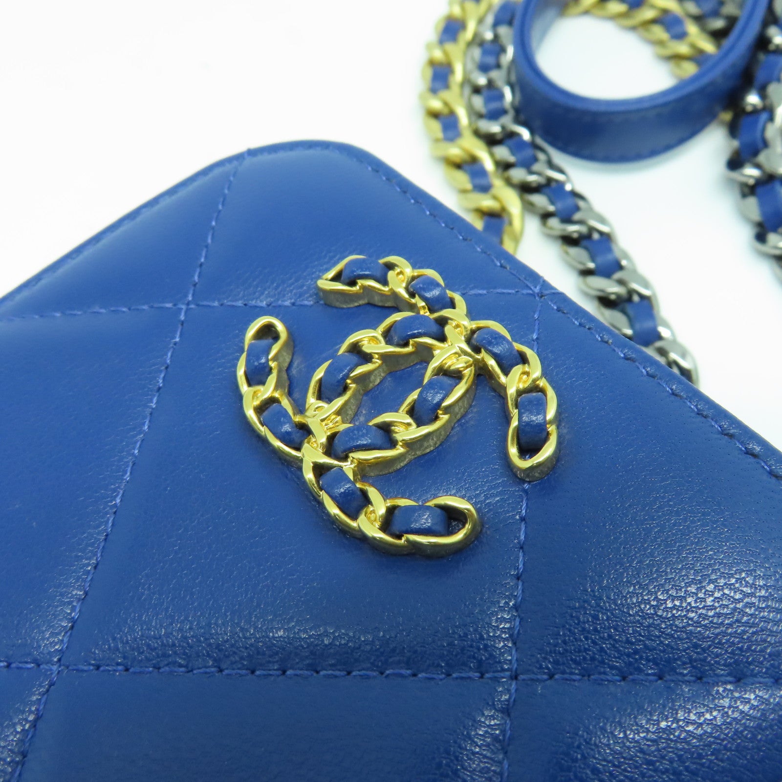 CHANEL 【激減優惠】菱格羊皮皮革C19 Phone Bag金扣肩背袋藍色