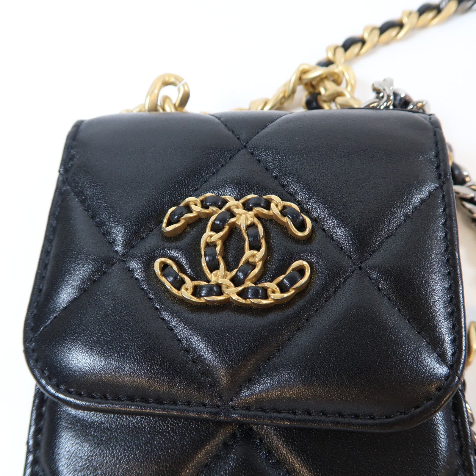 CHANEL 菱格羊皮皮革19 Phone Case金扣/銀扣鏈帶肩背袋黑色