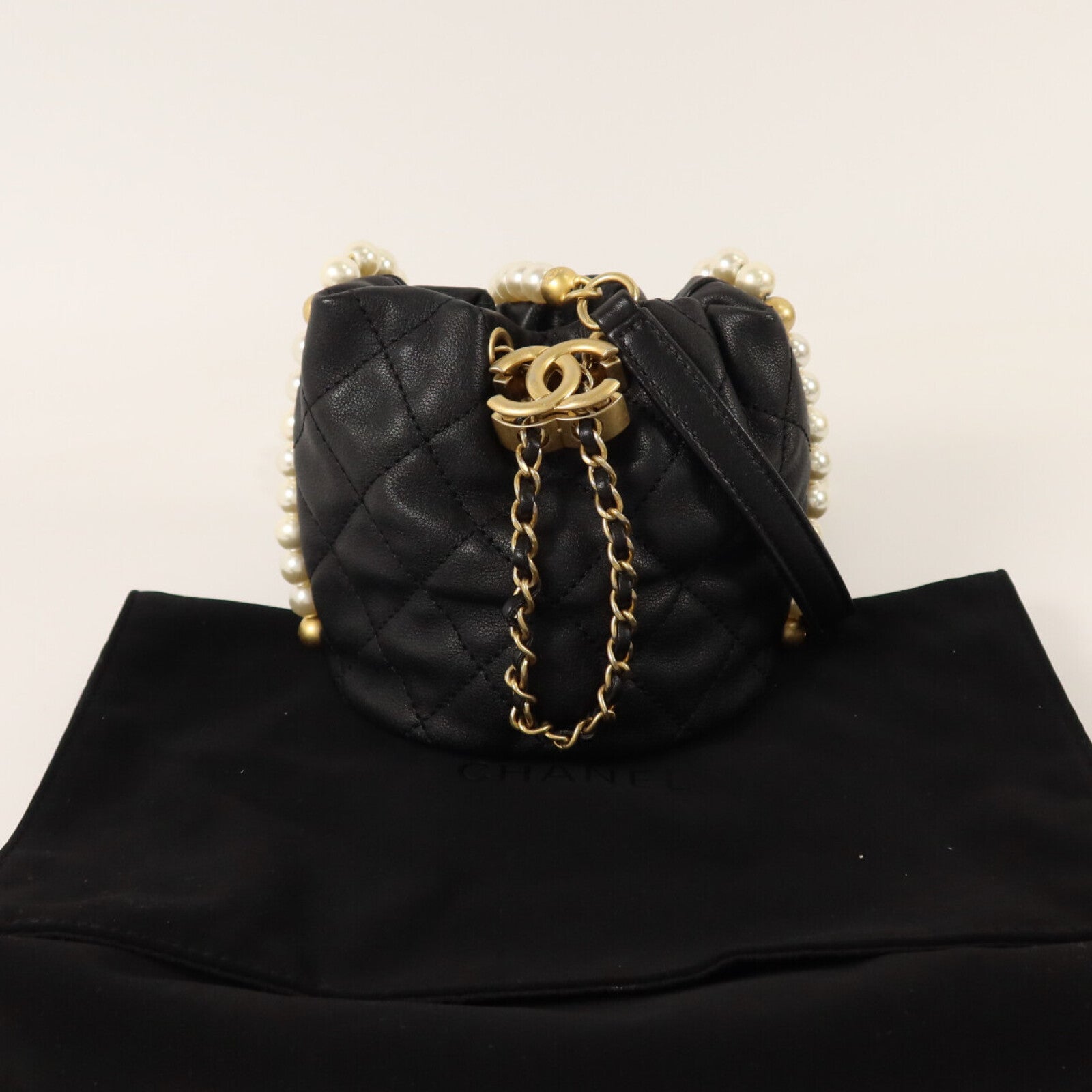 CHANEL 牛皮皮革Mini Pearl Bucket Bag金扣鏈帶肩背袋