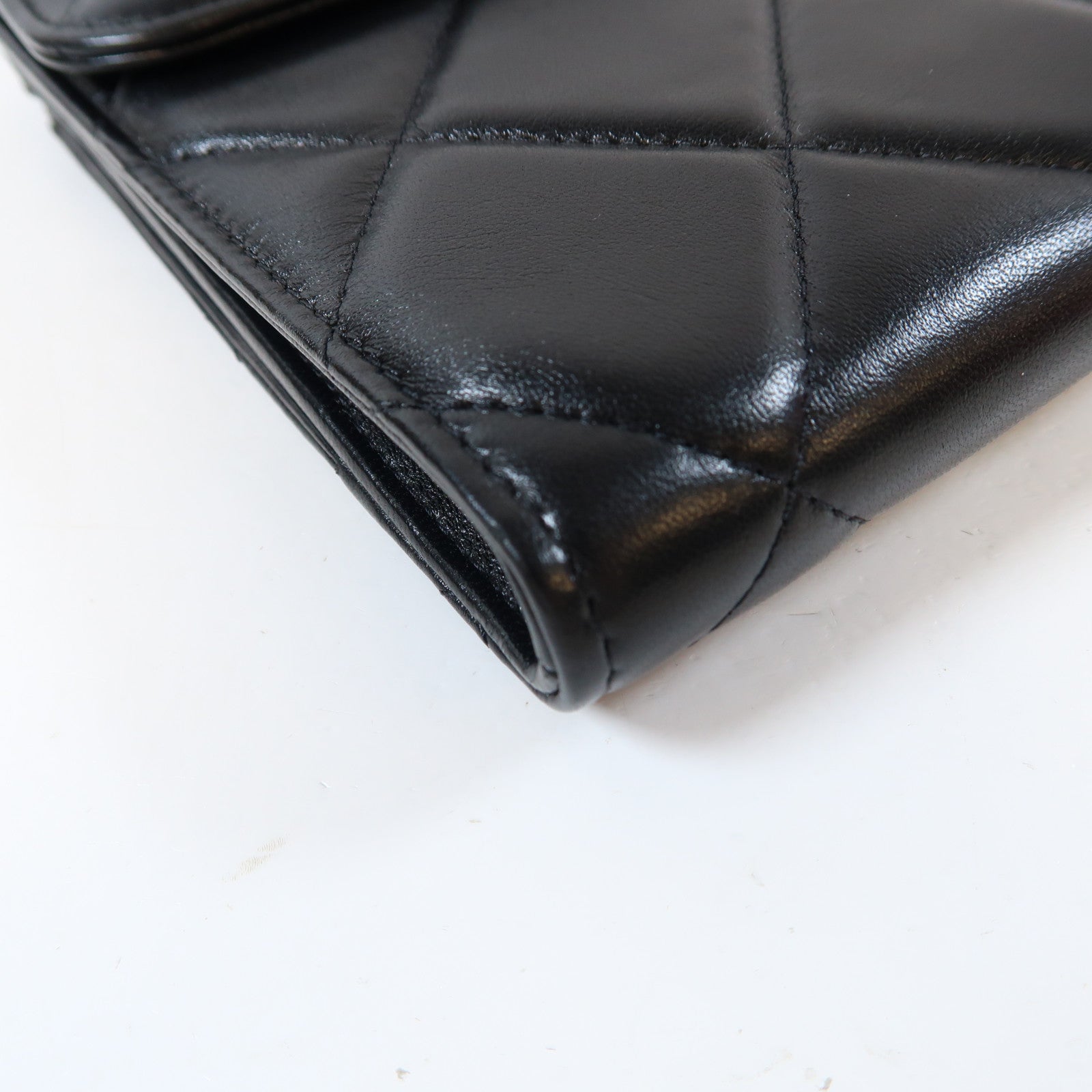 CHANEL 菱格羊皮皮革19 Phone Case金扣/銀扣鏈帶肩背袋黑色
