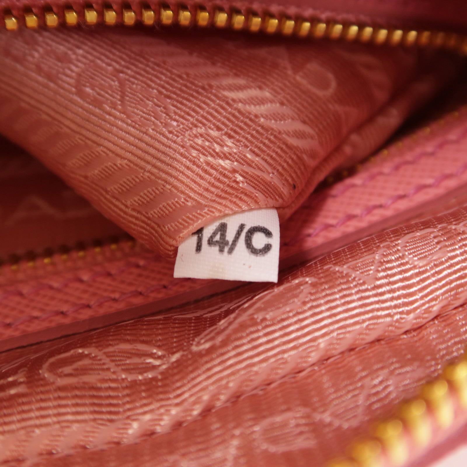 PRADA Saffiano皮革Shoulder Bag金扣肩背袋