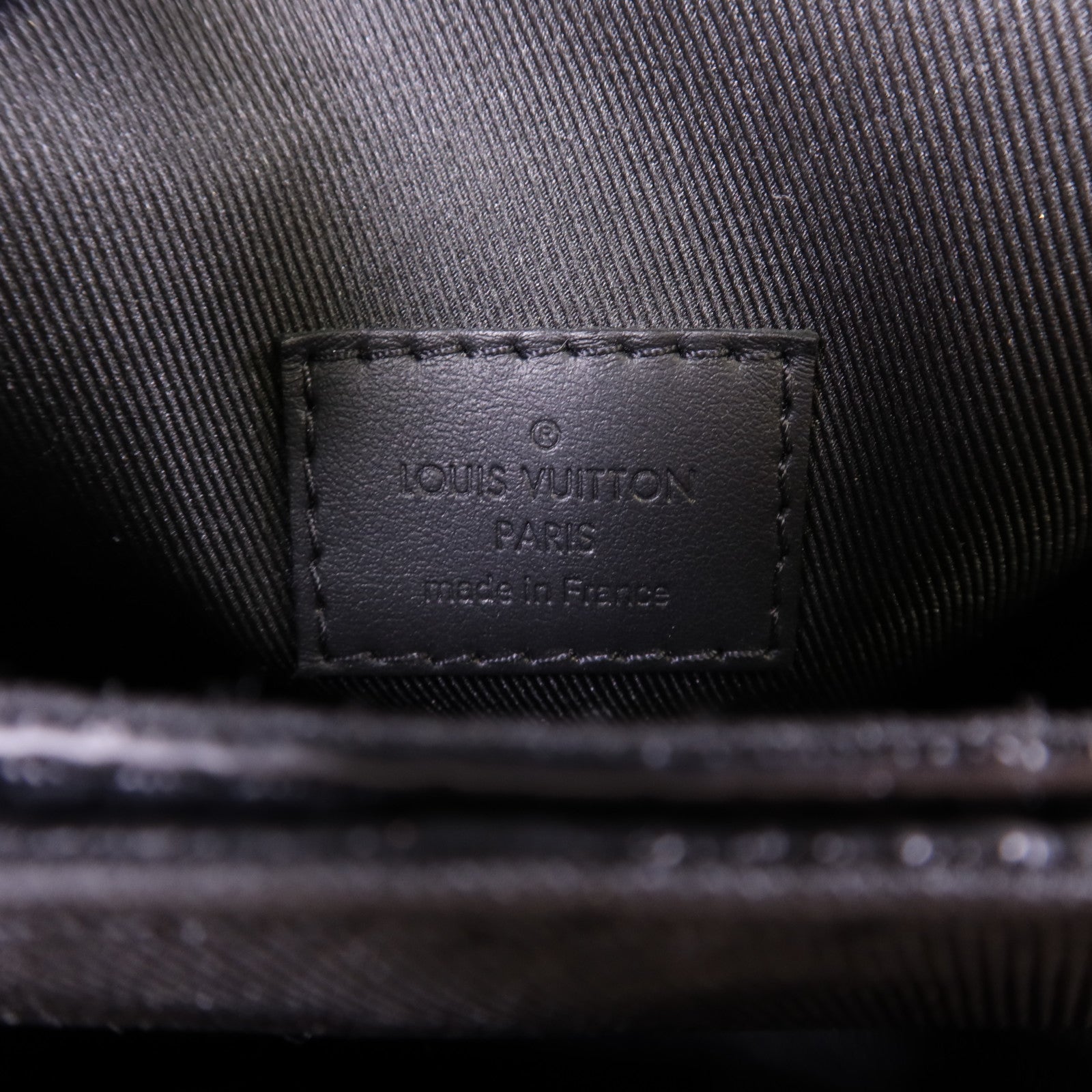 LOUIS VUITTON Monogram Taurillon S-Lock Vertical Wearable肩背袋