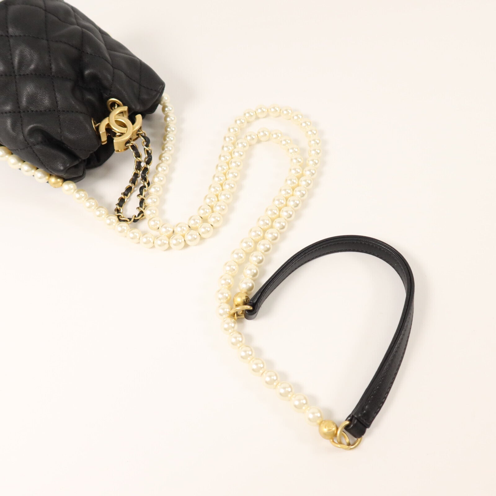 CHANEL 牛皮皮革Mini Pearl Bucket Bag金扣鏈帶肩背袋