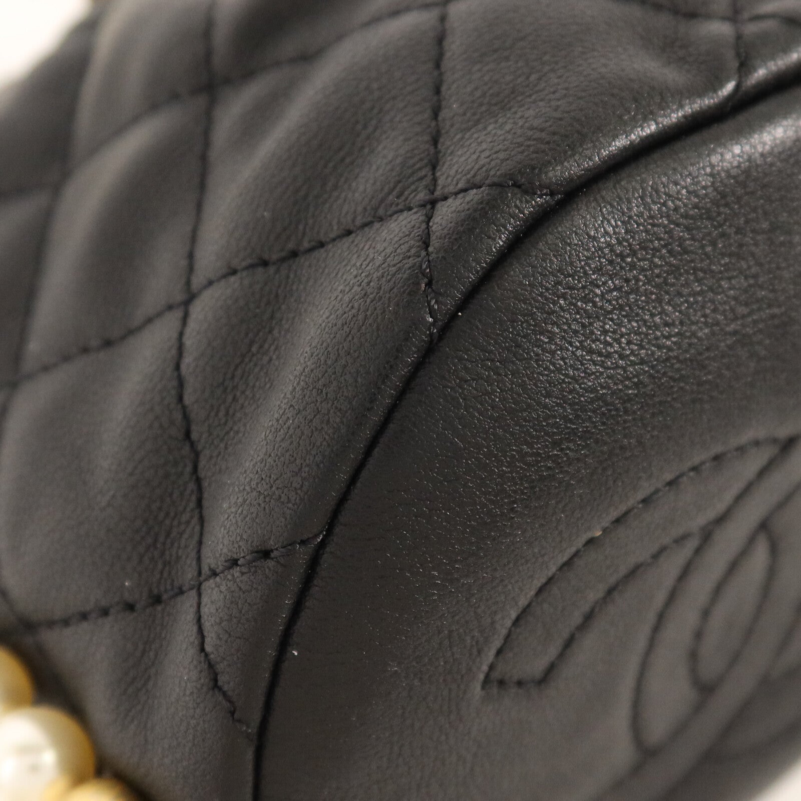 CHANEL 牛皮皮革Mini Pearl Bucket Bag金扣鏈帶肩背袋